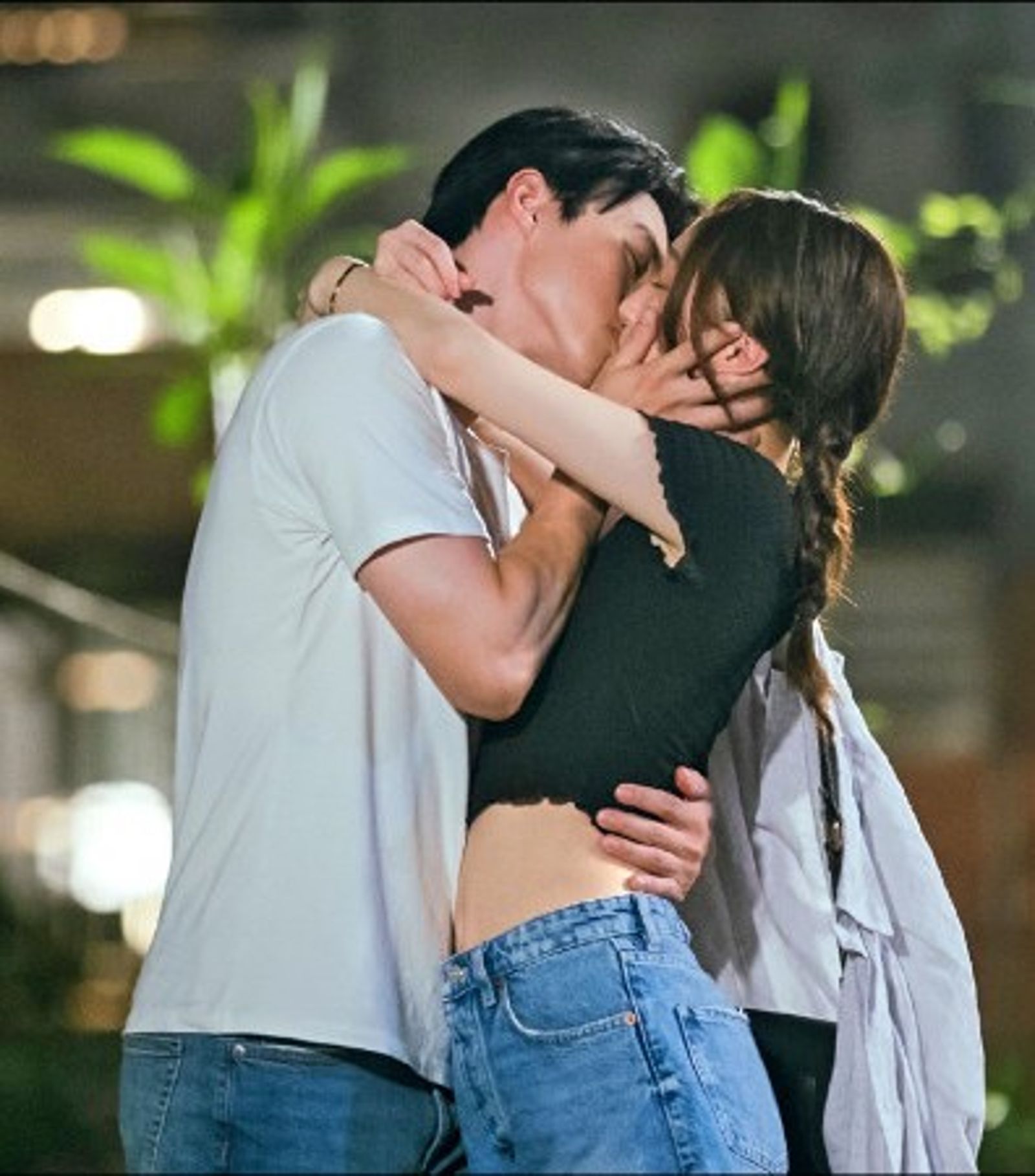 王敏淳（右）在《機智校園生活-青春向前衝》獻出螢幕初吻擁吻商均（左）。TVBS提供