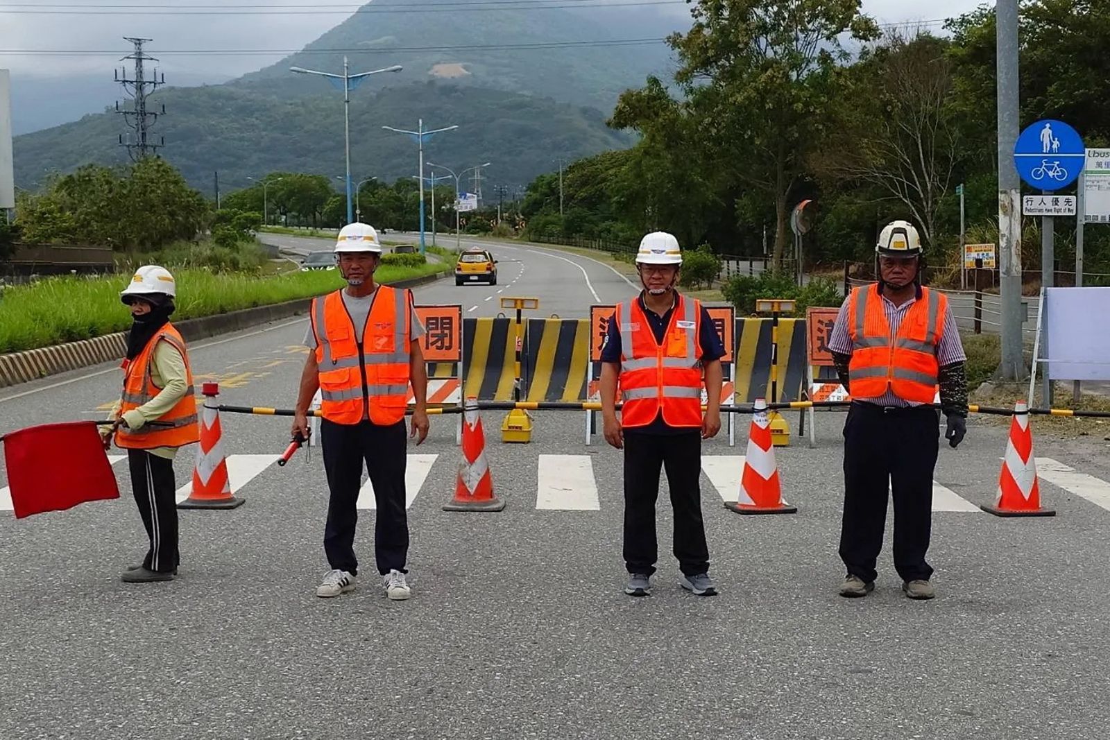 凌晨2時恐溢流!花蓮萬里溪堰塞湖逼近潰決 台鐵、公路急封橋停駛