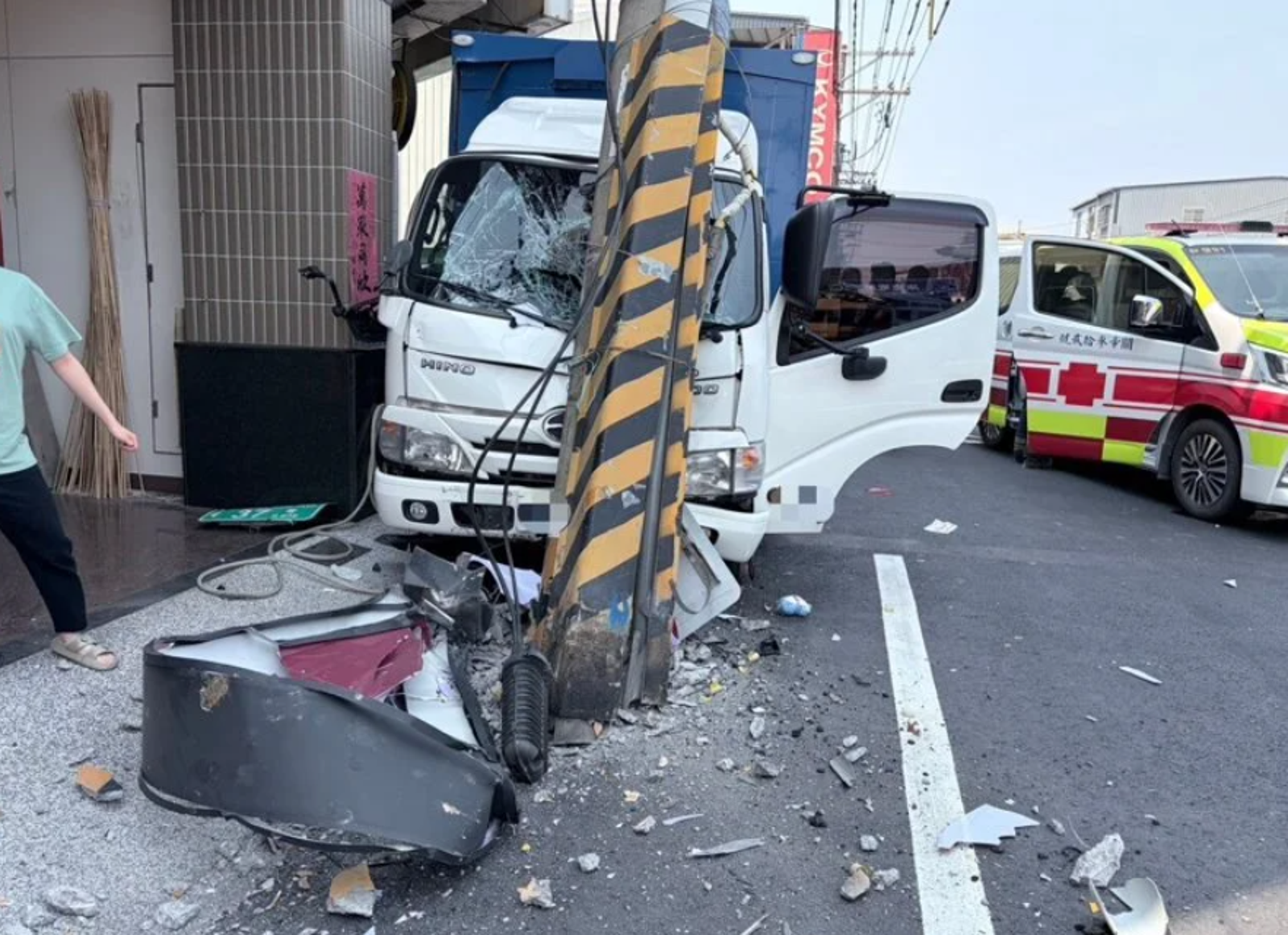 高雄大寮嚴重自撞　雲林司機送貨途中撞斷電桿命危　800戶摸黑至入夜