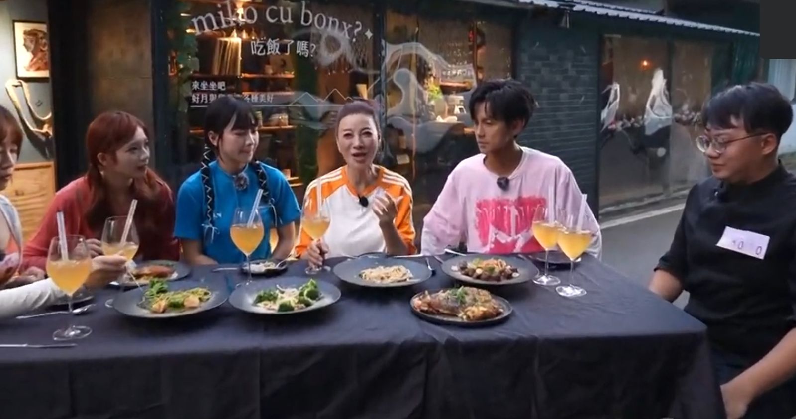 眾人來到阿里山唯一一家義大利麵店「好月食物研究所」。民視提供