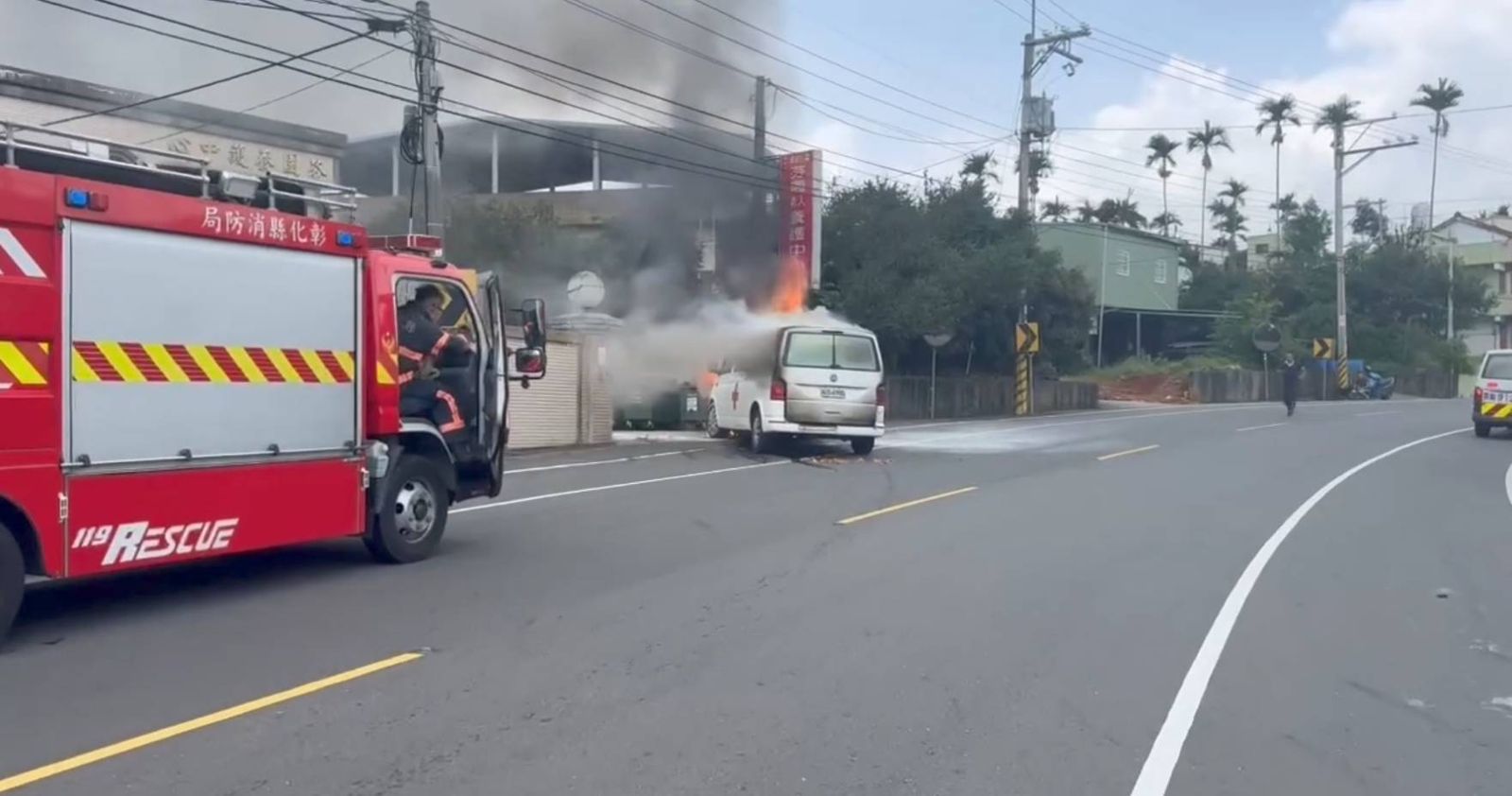有片／救護車變火球！彰化養護中心前救護車突起火燒成廢鐵　病患驚險逃生