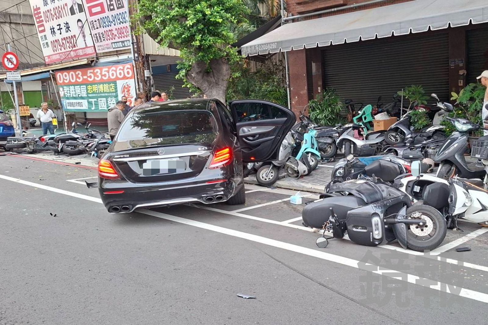 星期五晚上嗨翻出事了!他開賓士回家狂撞28車4人掛彩 酒測毒篩都沒過關當場被捕