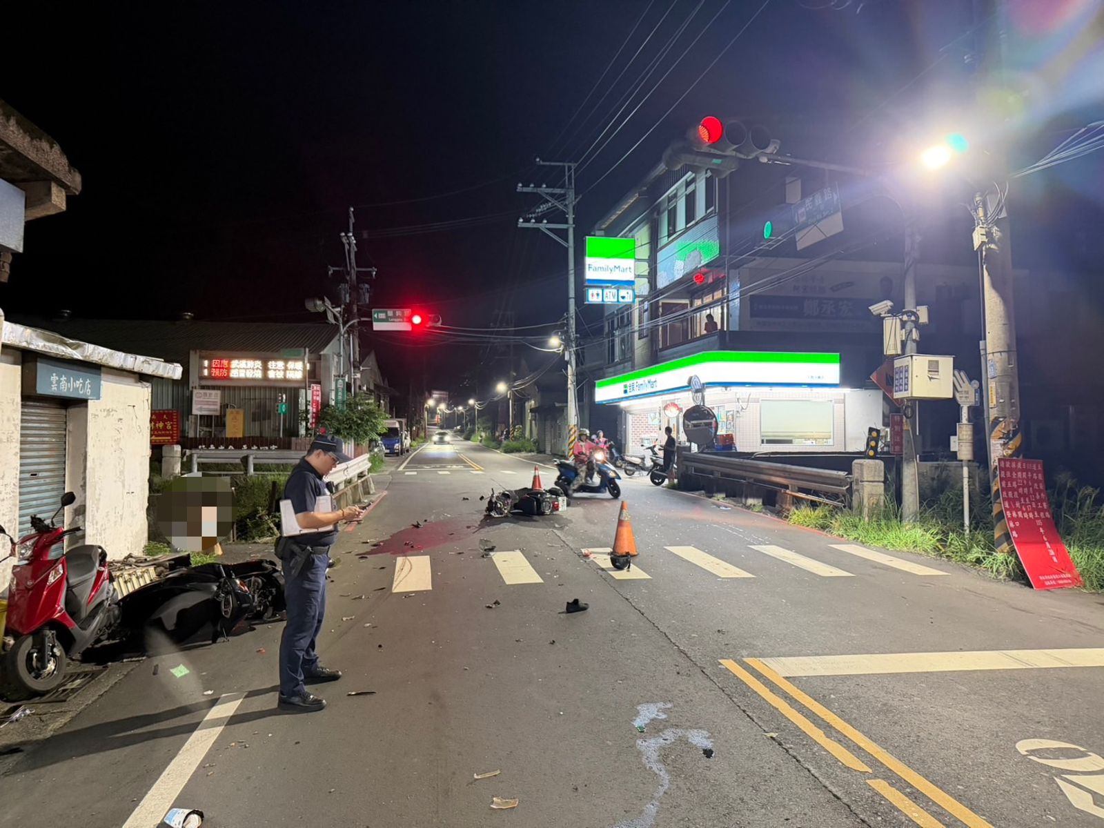 猛烈對撞畫面曝!五股2機車攔腰互撞 騎士「連人帶車噴飛」翻滾落地