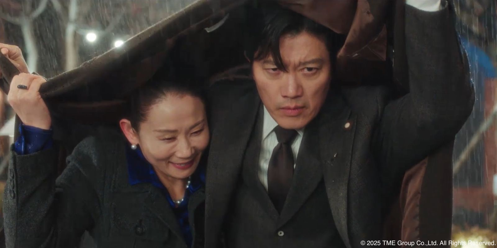 朴喜洵（右）和金善映上演雨中浪漫奔跑戲，兩人戲外其實差點笑場。翻攝自Hami Video