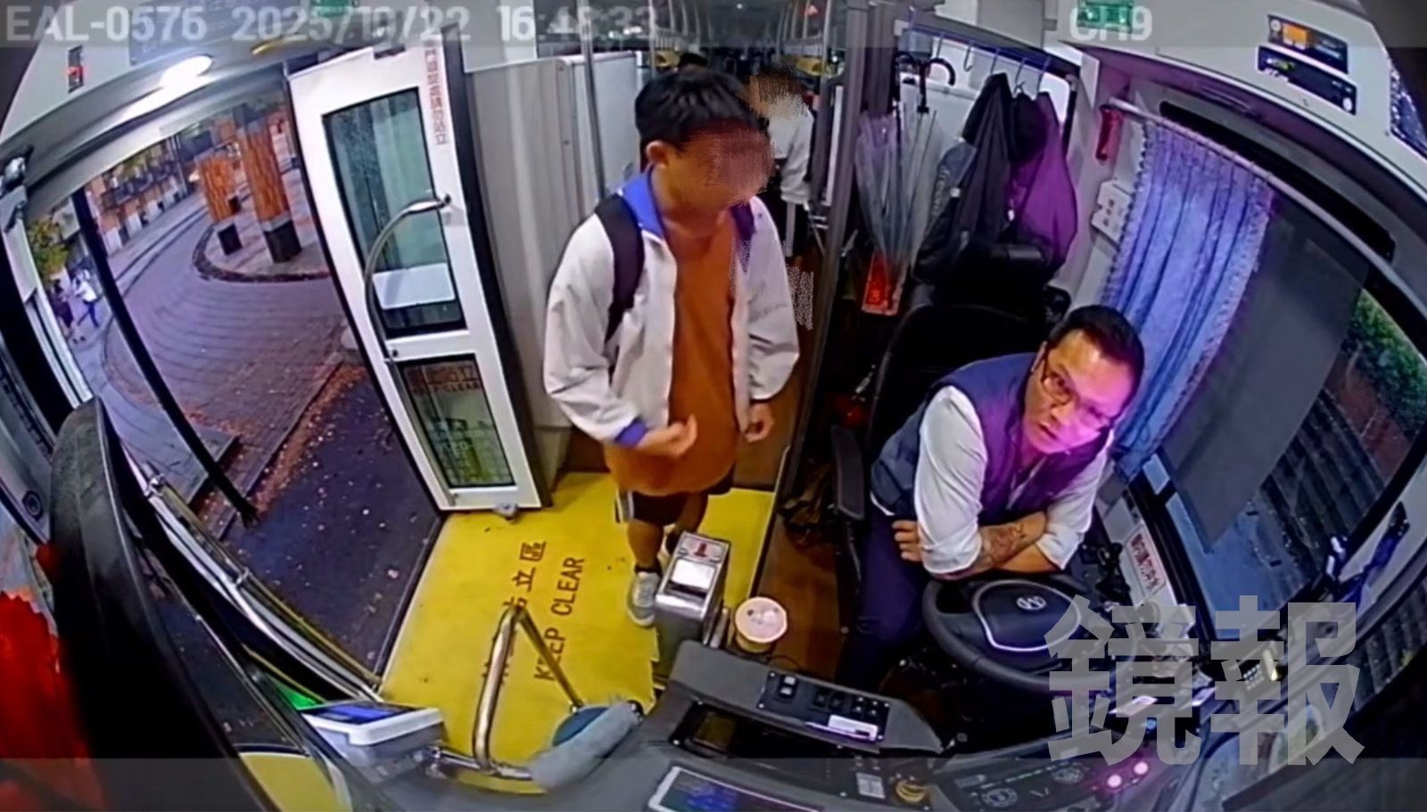 劉姓司機將學生叫回,質疑少投5元兩人爆發爭吵。翻攝畫面