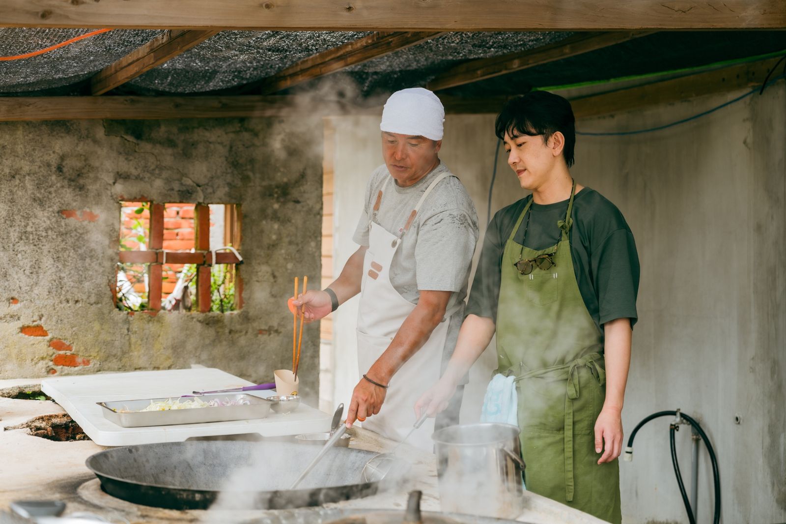 《歐吉桑騎士》施名帥(右)重返澎湖魚灶,協助李銘順料理。公視提供
