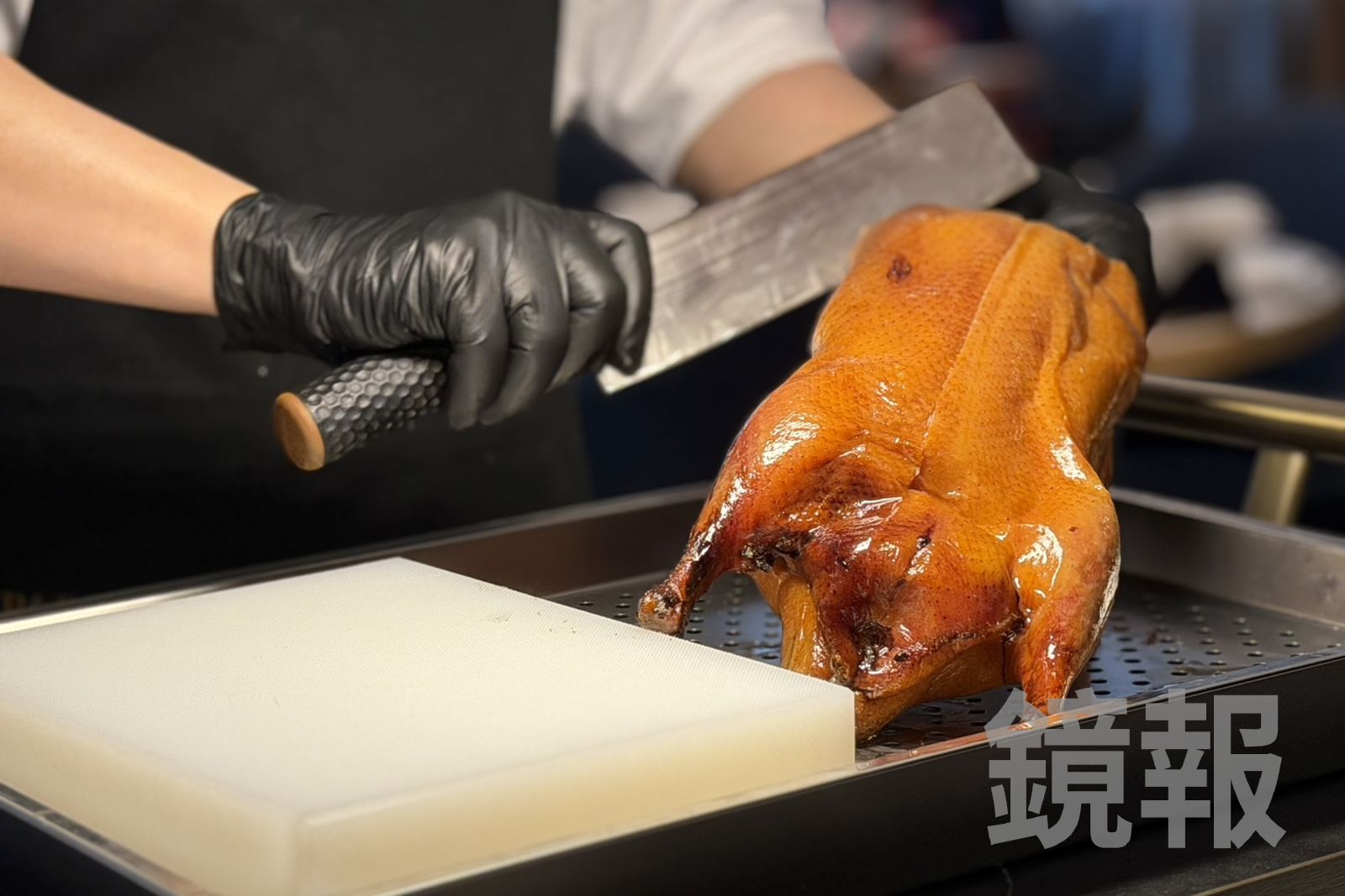 「琥珀脆皮烤鴨」選用彰化櫻桃鴨,經48小時風乾熟成再高溫烘烤,鴨皮酥脆、肉質鮮嫩多汁,一鴨三吃呈現不同風味。(3,188元/全隻)