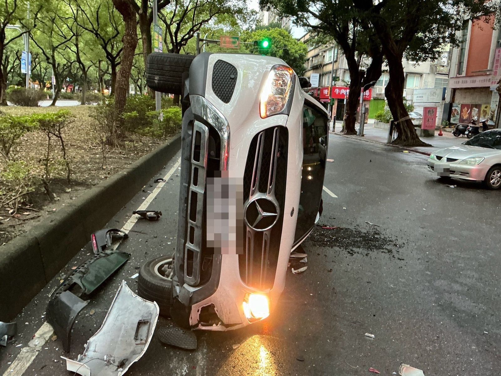 賓士車閃公車失控「保齡球式」連環撞　側翻躺路中央...駕駛受困