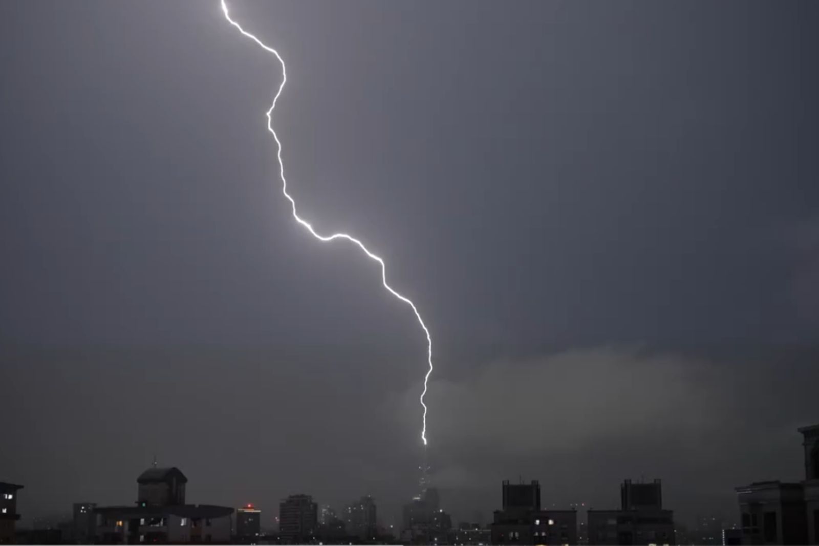 閃電擊中台北101!「慢速畫面」曝光 吸25萬人觀看:渡劫成功