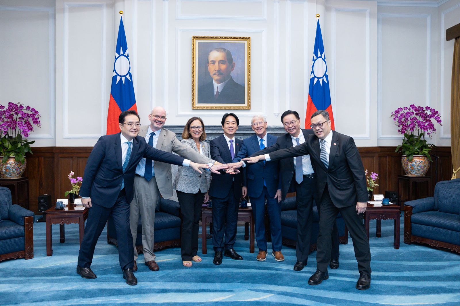 總統賴清德(中)今天下午於總統府親自接見美參議院軍委會主席維克(右3)、共和黨參議員費雪(左3)。(圖/總統府提供)
