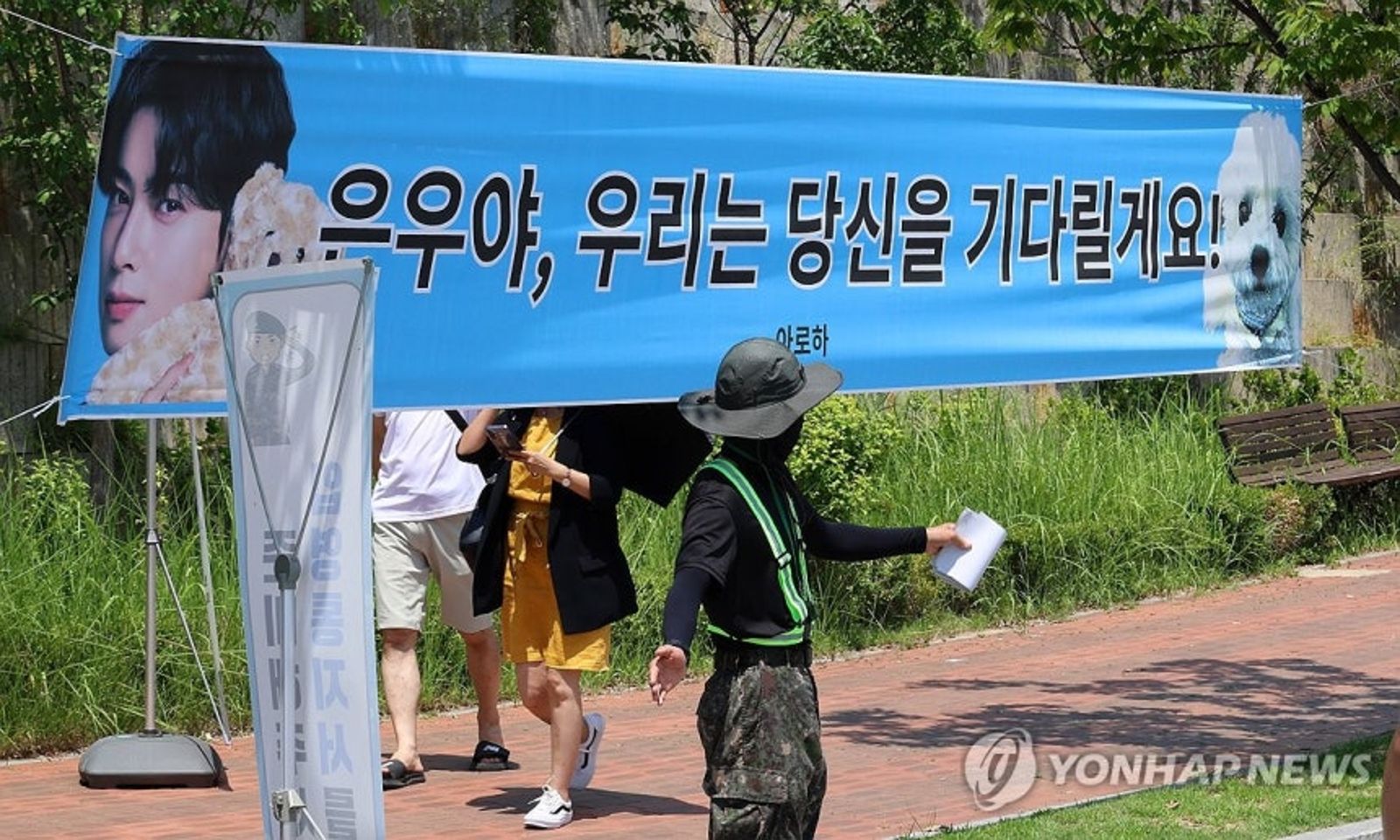 粉絲高掛「銀優啊!我們會等你回來的」布條。翻攝YONHAP NEWS