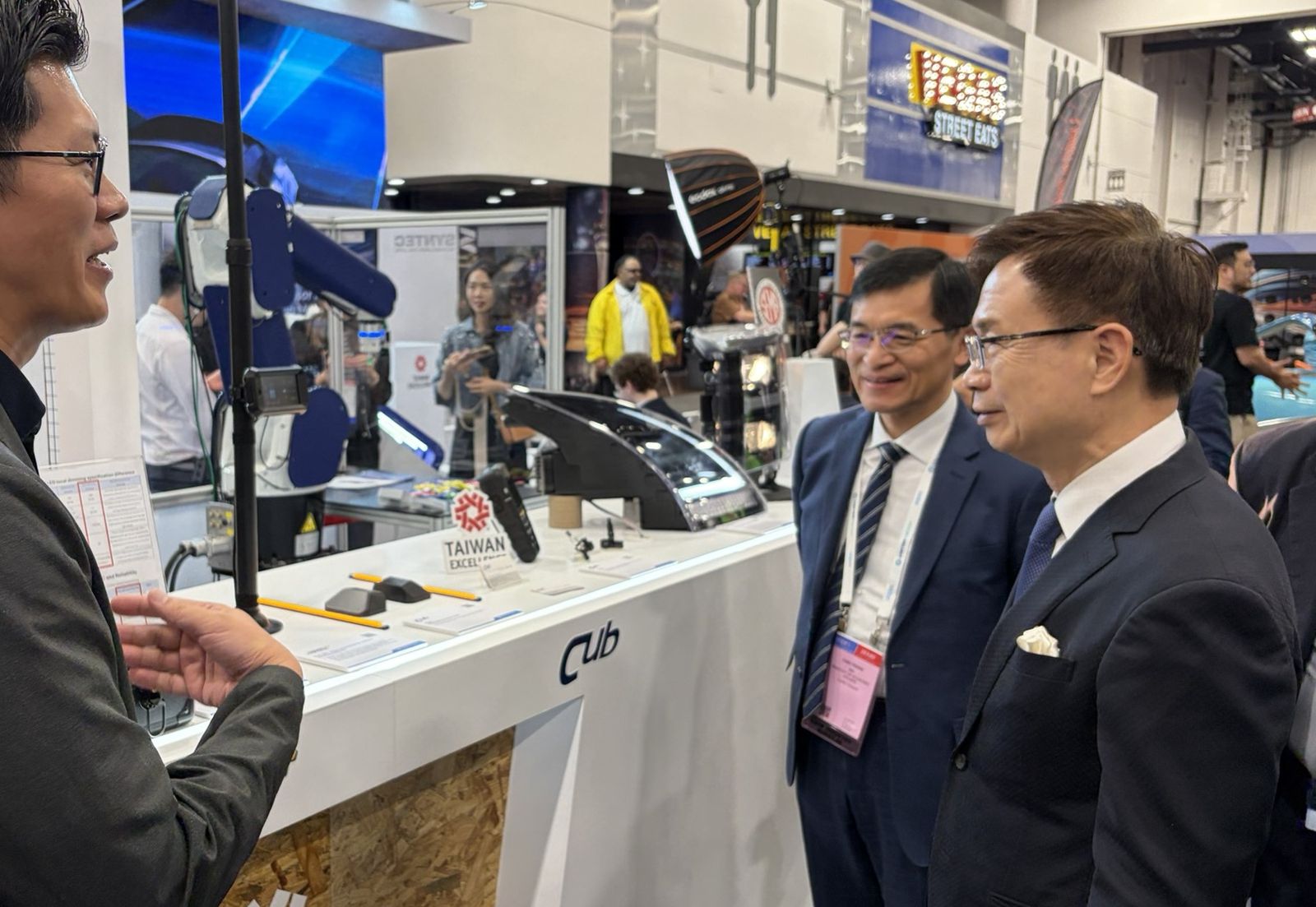 奇美車電代表向經濟部次長何晉滄（右後）介紹AI影像辨識系統，在車用領域的應用。圖／貿協