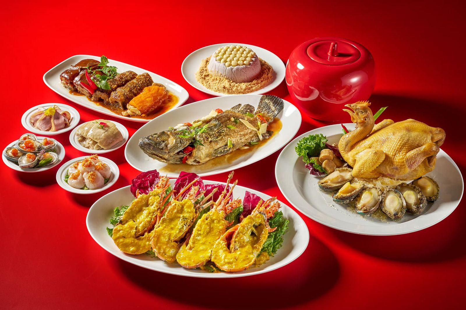 「江南春」的「賜福套餐」是專為小家庭量身打造的4人份年菜,招牌菜東坡肉花膠烏參也納入菜單中。(9,588元/套,台北福華大飯店供圖)