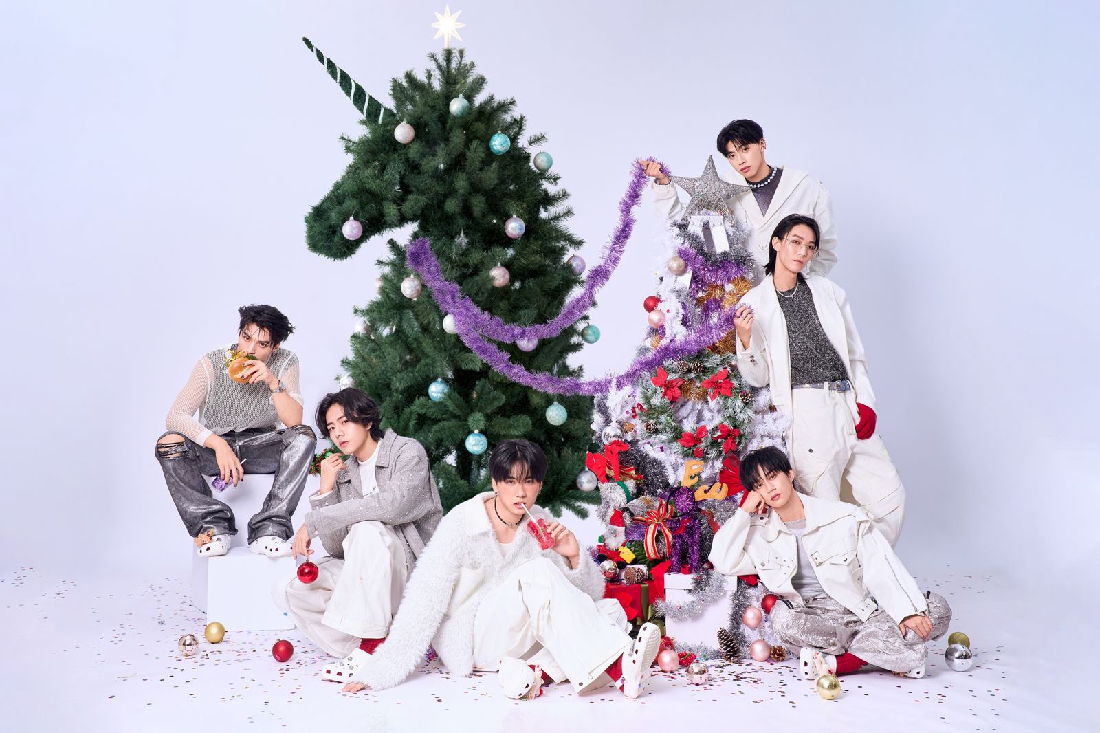 Ozone哲言(左起)、佳辰、祖安、子翔、煥鈞、文廷將與粉絲共度耶誕派對。索尼音樂提供
