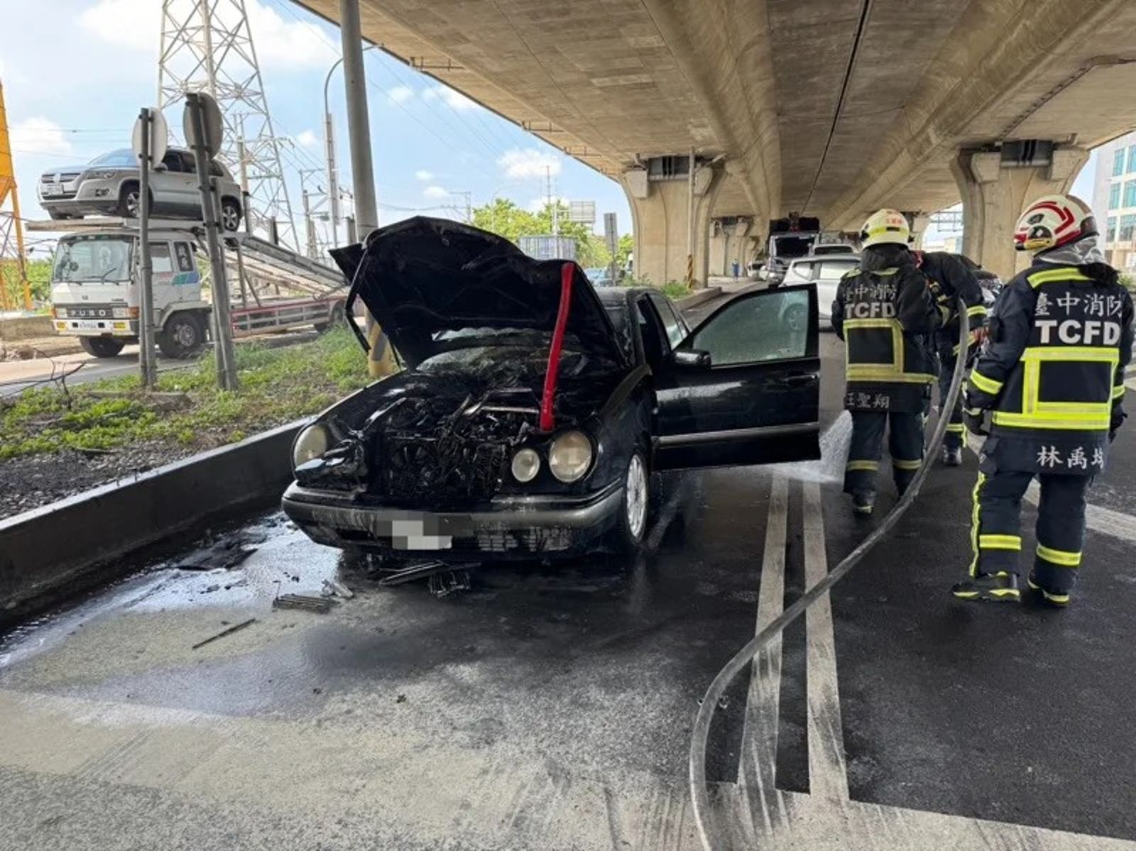 廿年老賓士豐原路上突起火 74歲翁急逃生 公車司機英勇停車滅火