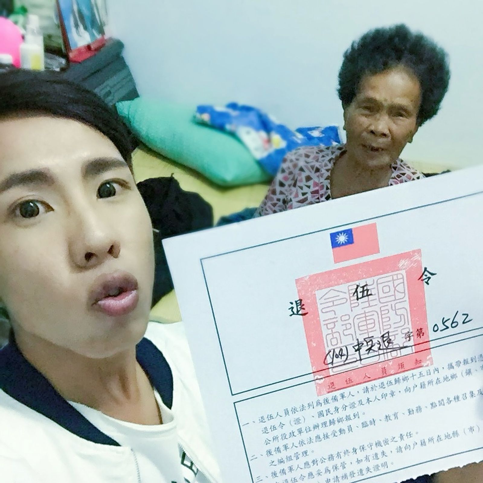 林進曬出自己的退伍令。翻攝林進IG