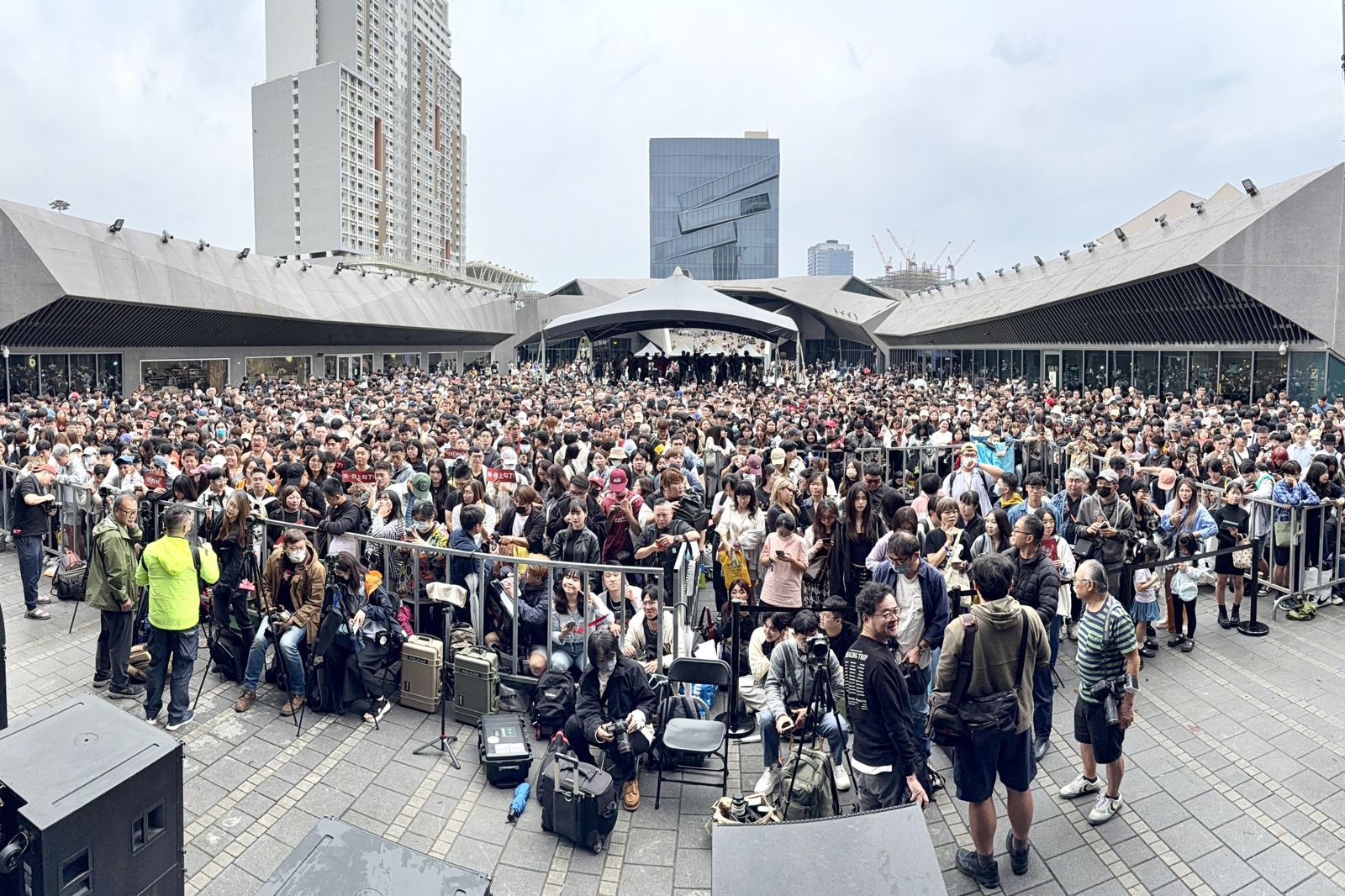 蔡依林2日在北流舉辦簽唱會，現場吸引逾5000名歌迷排隊守候。董孟航攝