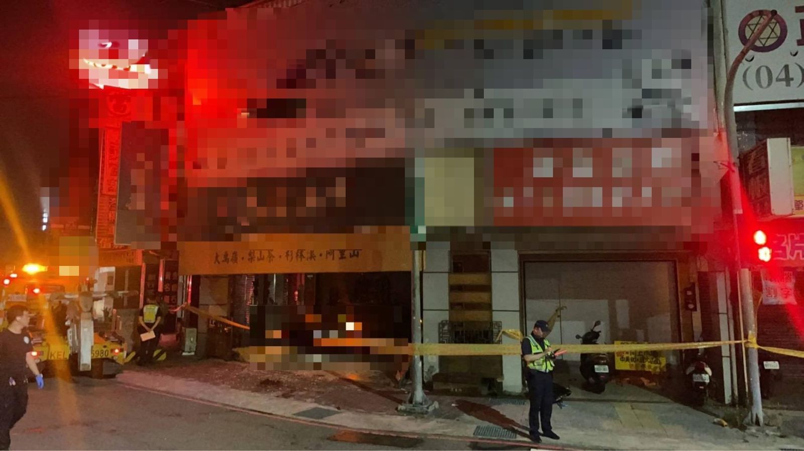 87歲老婦「腰斷慘死」！BMW半夜衝進店裡　受傷兒崩潰：救不了母親