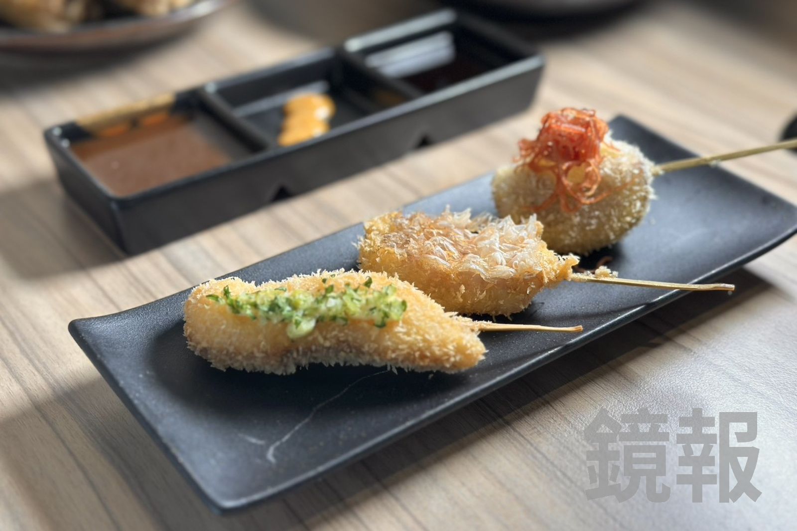 「馬頭魚串揚」鱗片酥脆，肉質細嫩鮮美。（100元／串，圖中）