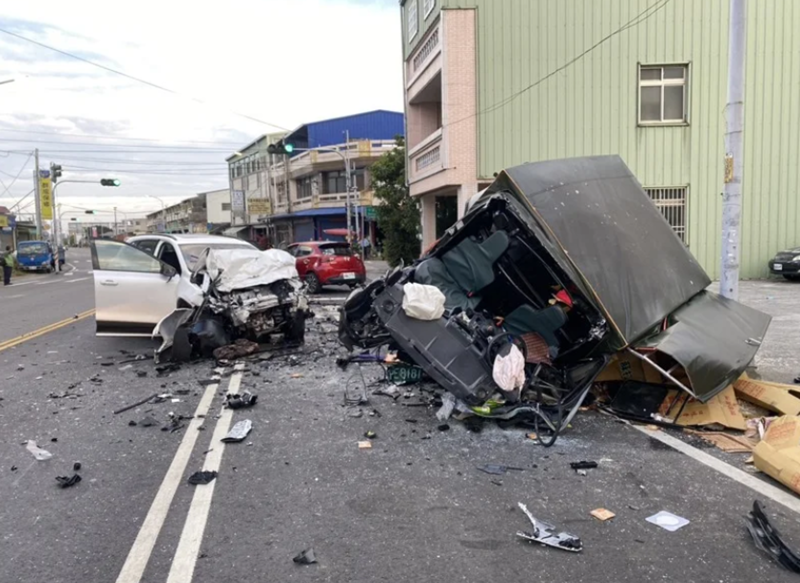 雲林斗南恐怖對撞！　小貨車車頭斷裂　釀2人OHCA、1昏迷命危