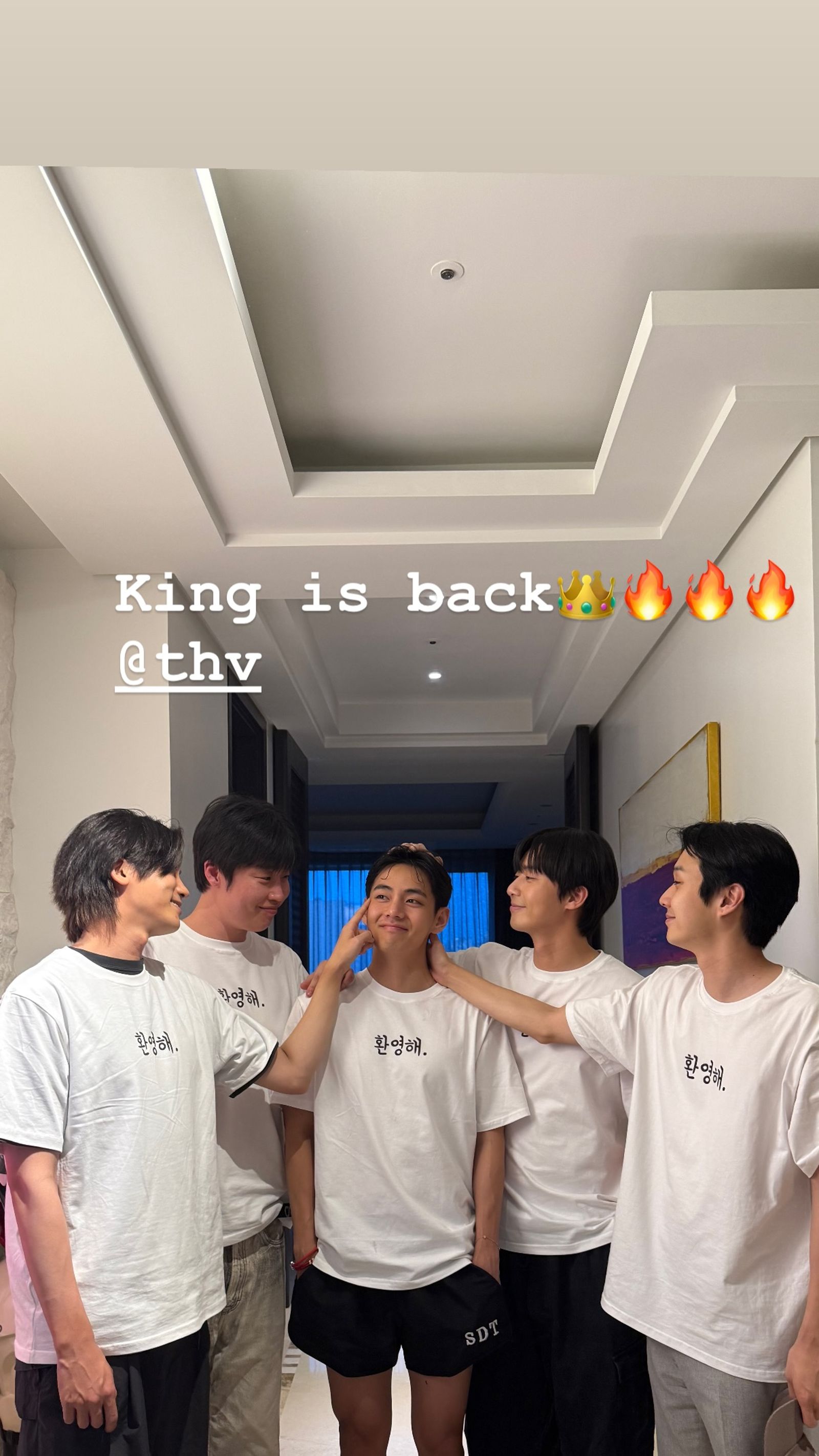 朴敘俊(右二起)特別標註V,寫著「王者歸來」。翻攝IG@bn_sj2013