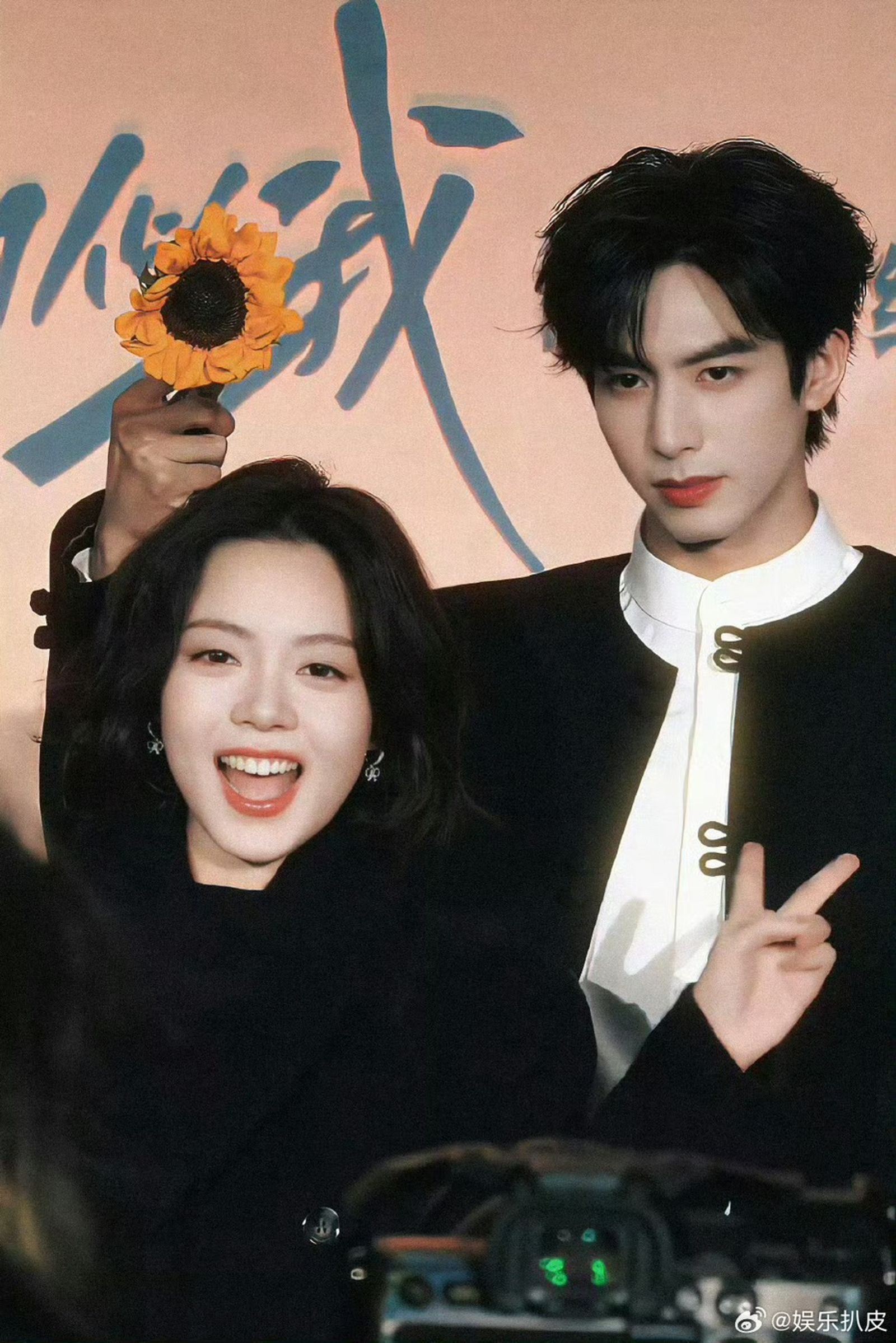 宋威龍（右）與趙今麥在慶功宴上疑似感動落淚。翻攝微博