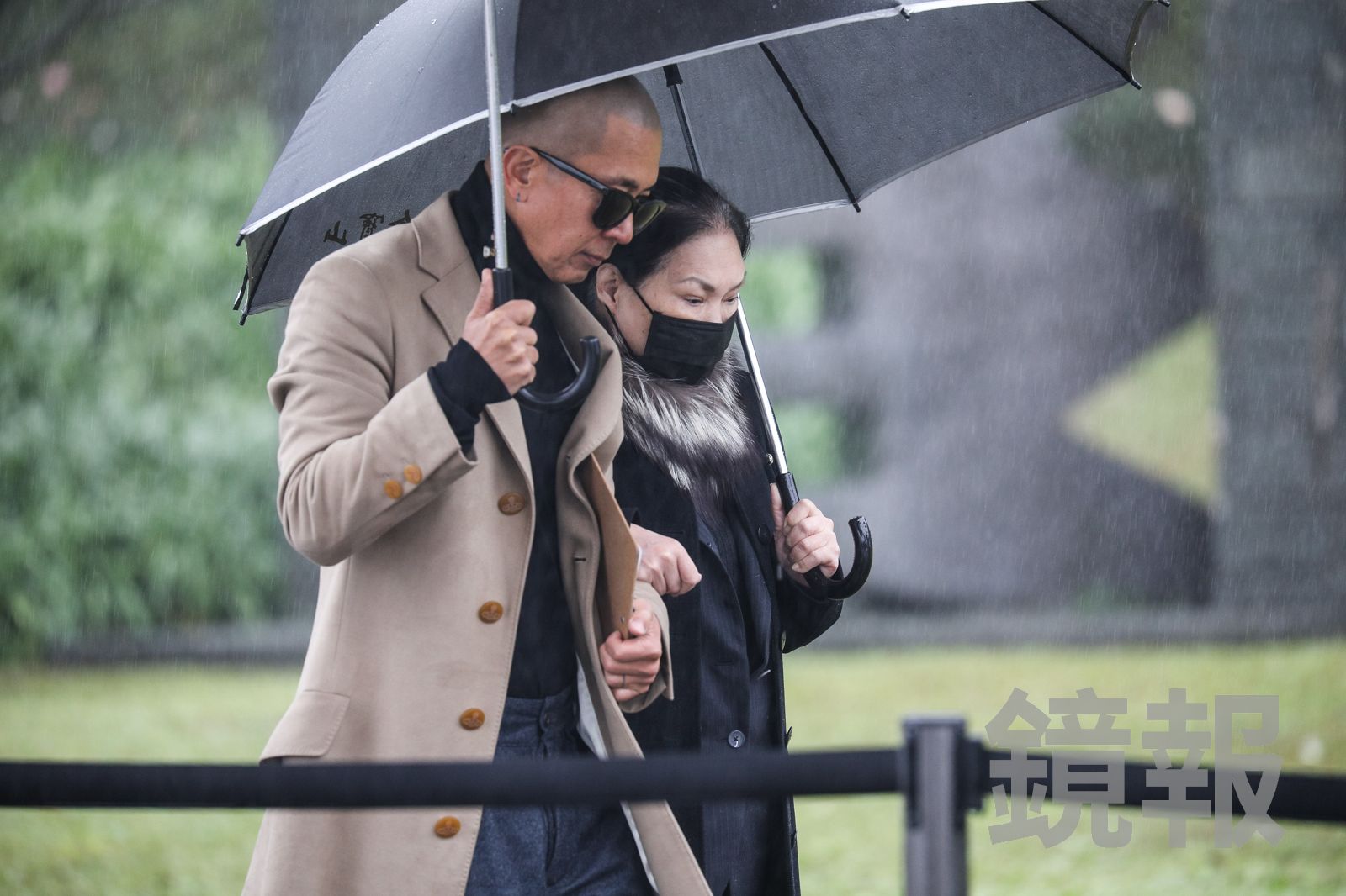 直擊/具俊曄雨中身形單薄!S媽悲痛緊挽女婿 小S、黑范夫妻陸續到齊