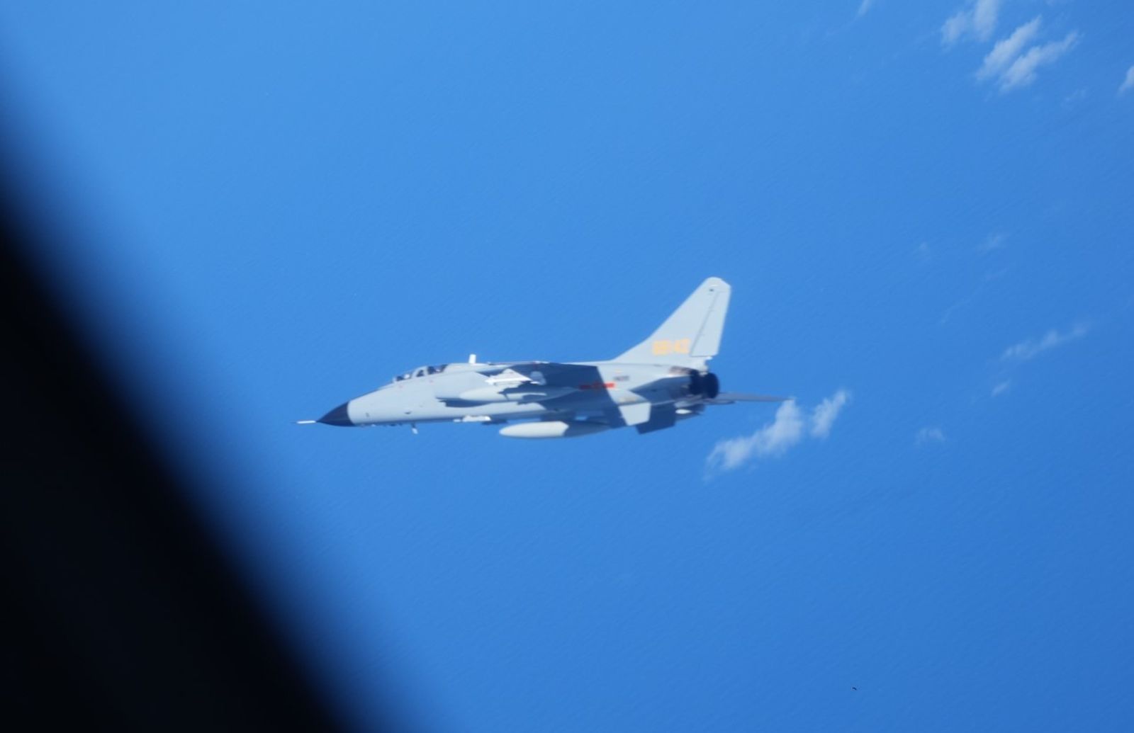 中國戰機不要命！近距離「逼機」日本軍機　還帶飛彈威嚇