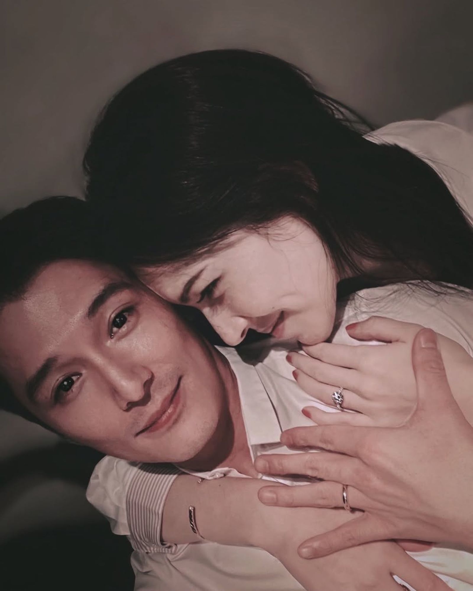 許瑋甯（右）與邱澤宣布婚訊的那一刻，為演藝圈砸下重磅喜訊。翻攝IG@anno8o7