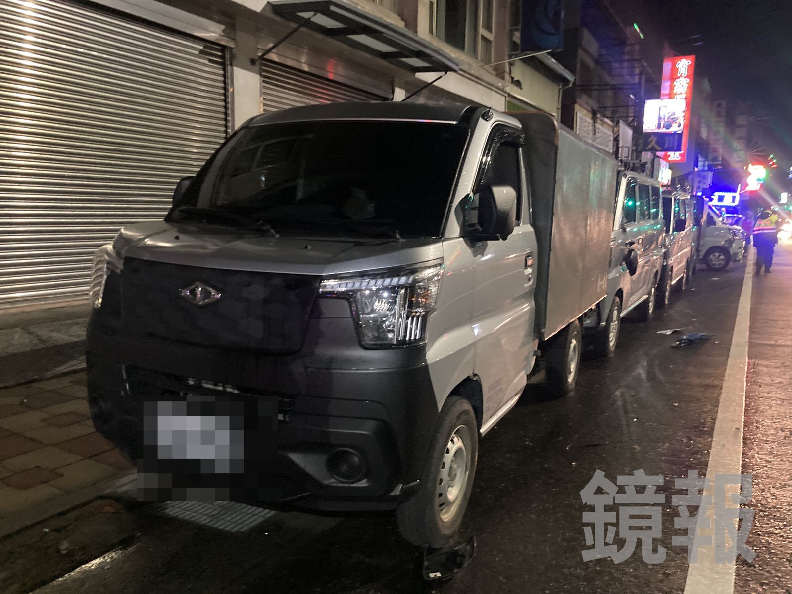停在路邊的車輛被波及,後照鏡斷裂脫落。民眾提供