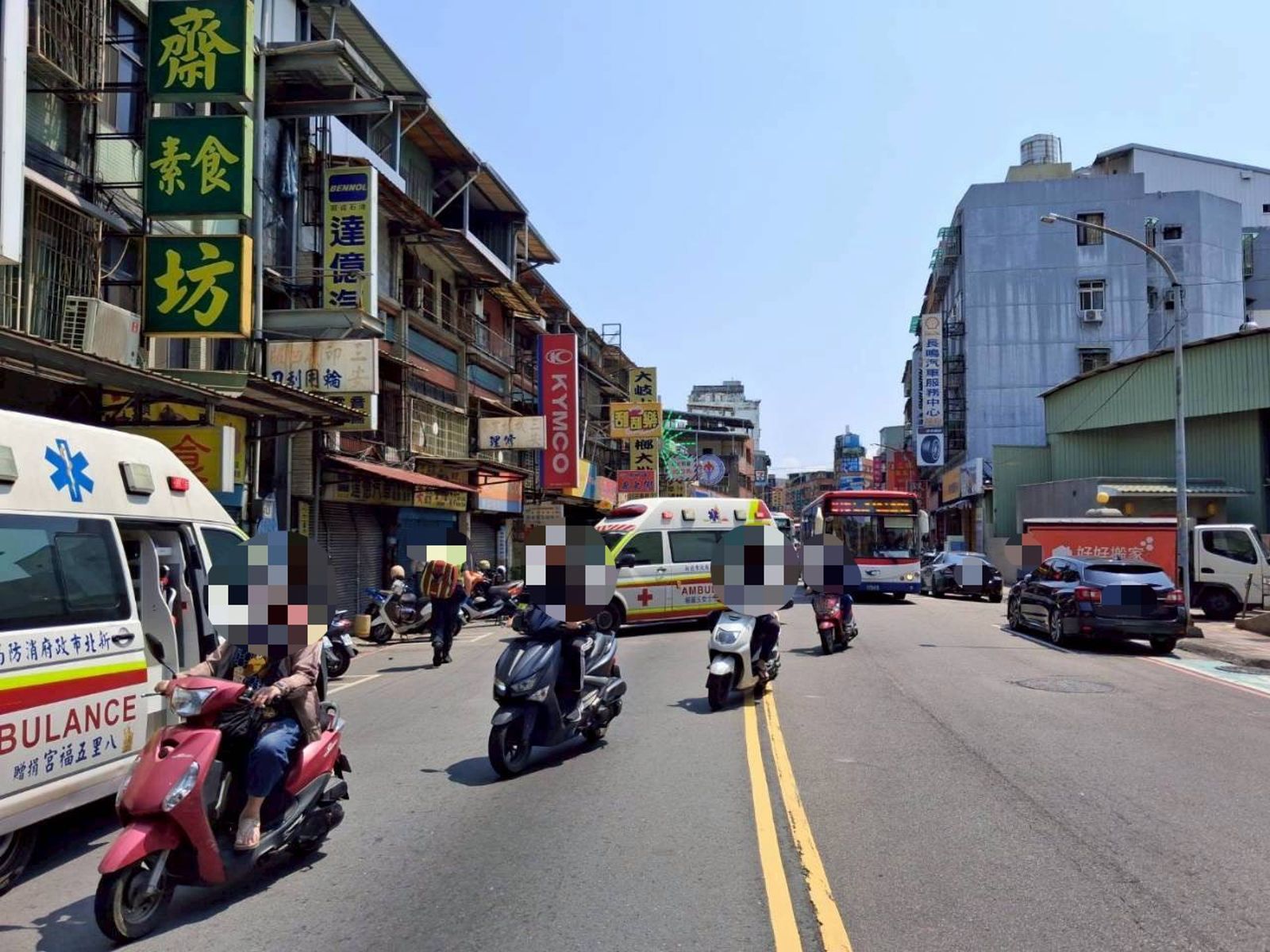 三重夫妻機車4貼載娃　遇左轉貨車閃避不及遭撞飛…5歲童骨折送醫