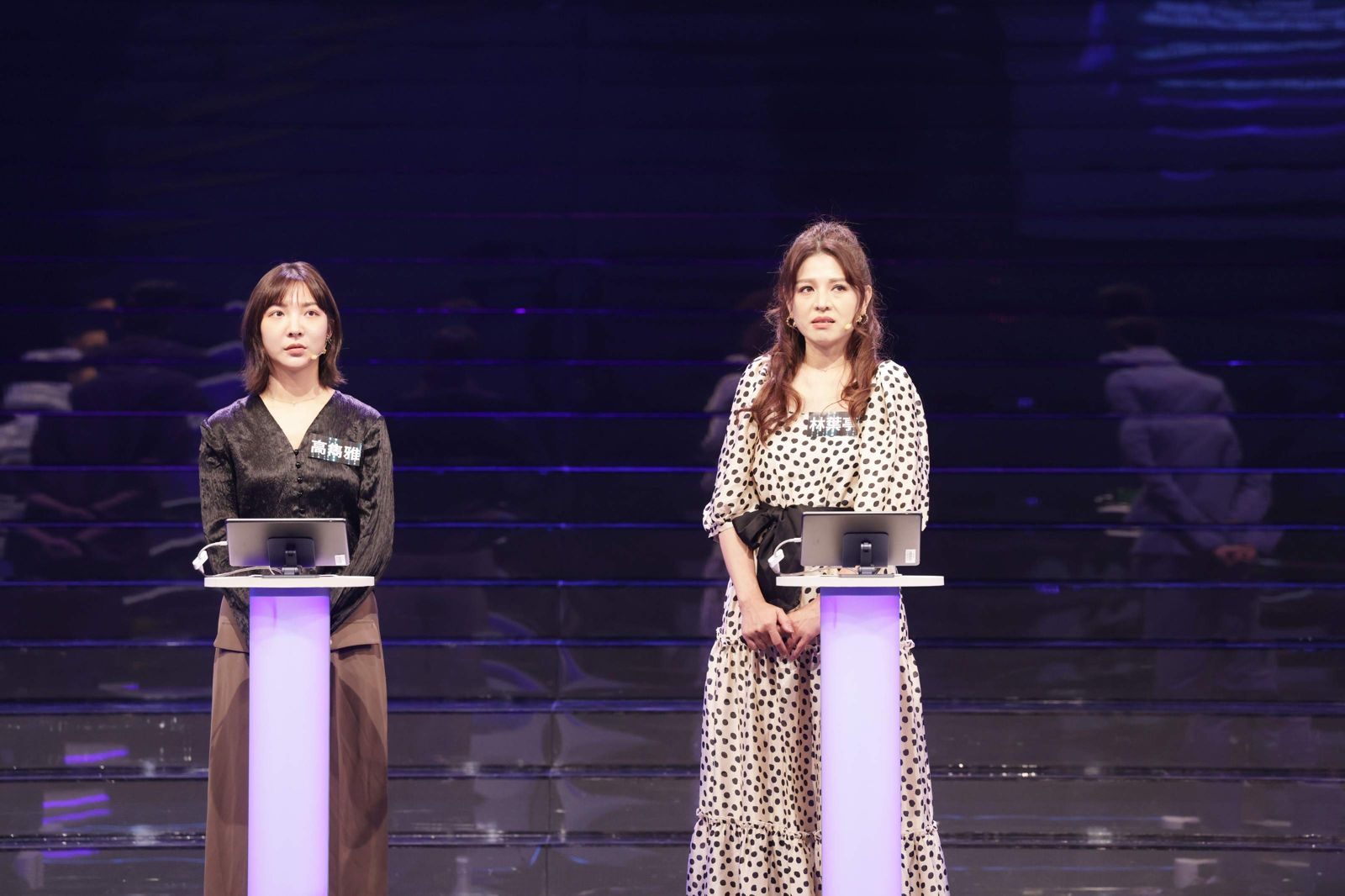 葉亭（右）、高雋雅（左）上公視《哈！真相大白了》。公視提供