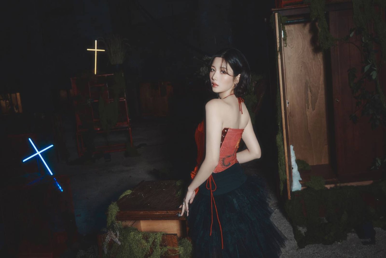 權恩妃KWON EUNBI透露特別準備紅色造型，希望粉絲能感受到濃濃的跨年期待感。年代提供