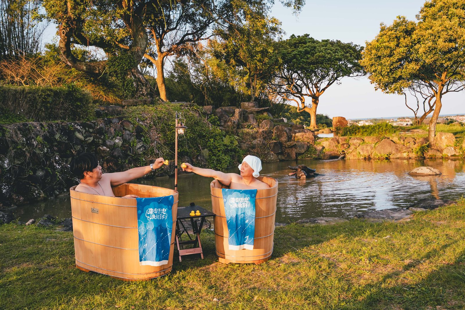 《來去恁兜洗魂舒》迎來最終回，邰智源（右）與邵大倫（左）感性回顧這趟「洗魂舒」的溫暖旅程。公視台語台提供