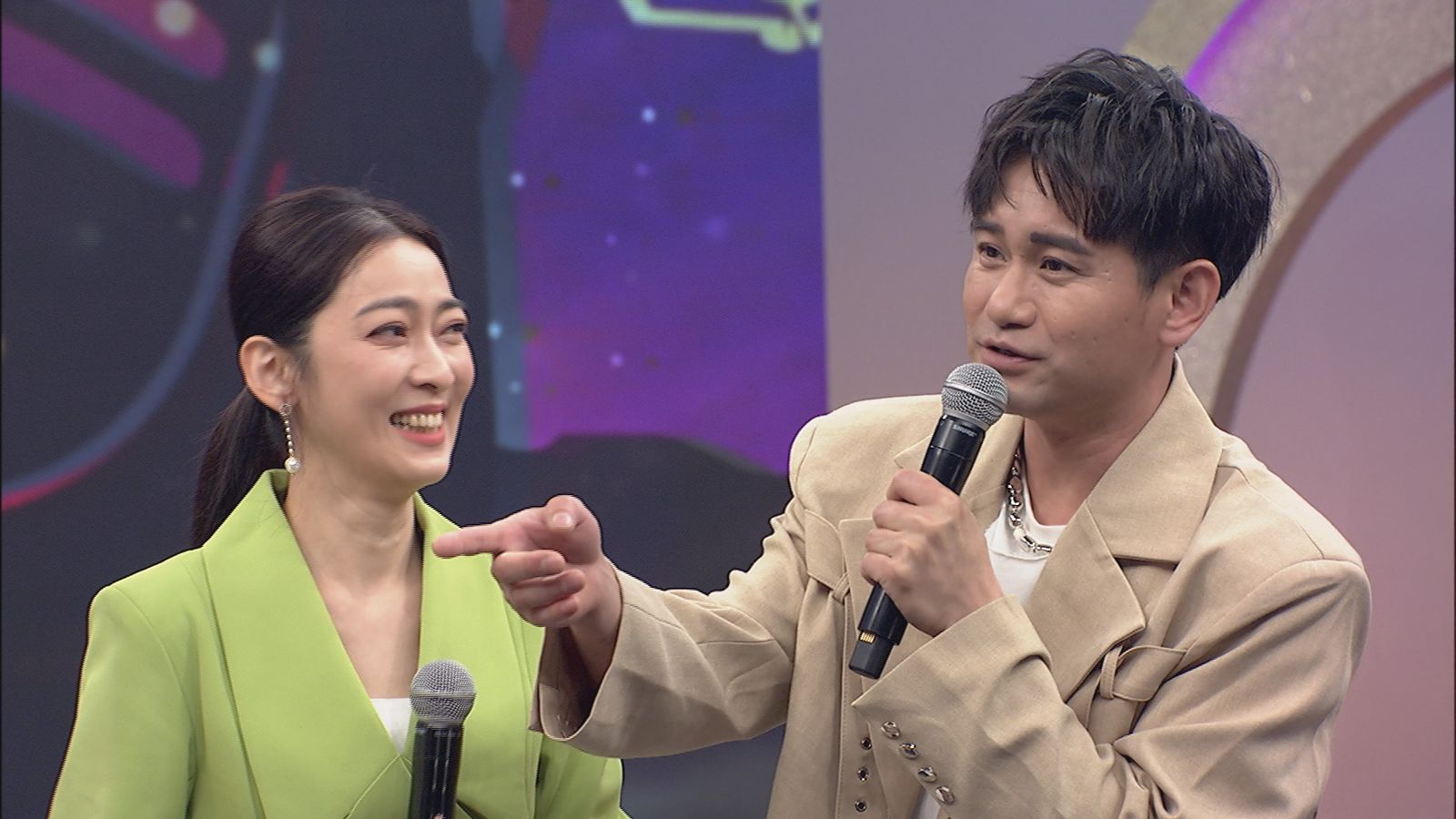 吳俊宏（右）請陳隨意教他溫柔的「柔」字怎發音結果笑料百出。中視提供