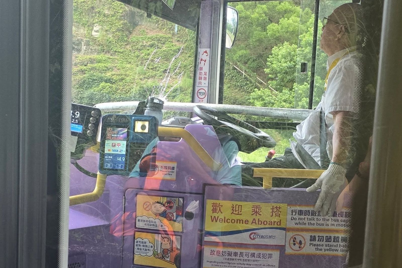 司機遭鐵管釘在駕駛座上。圖／翻攝自Threads@mandy_py_lau