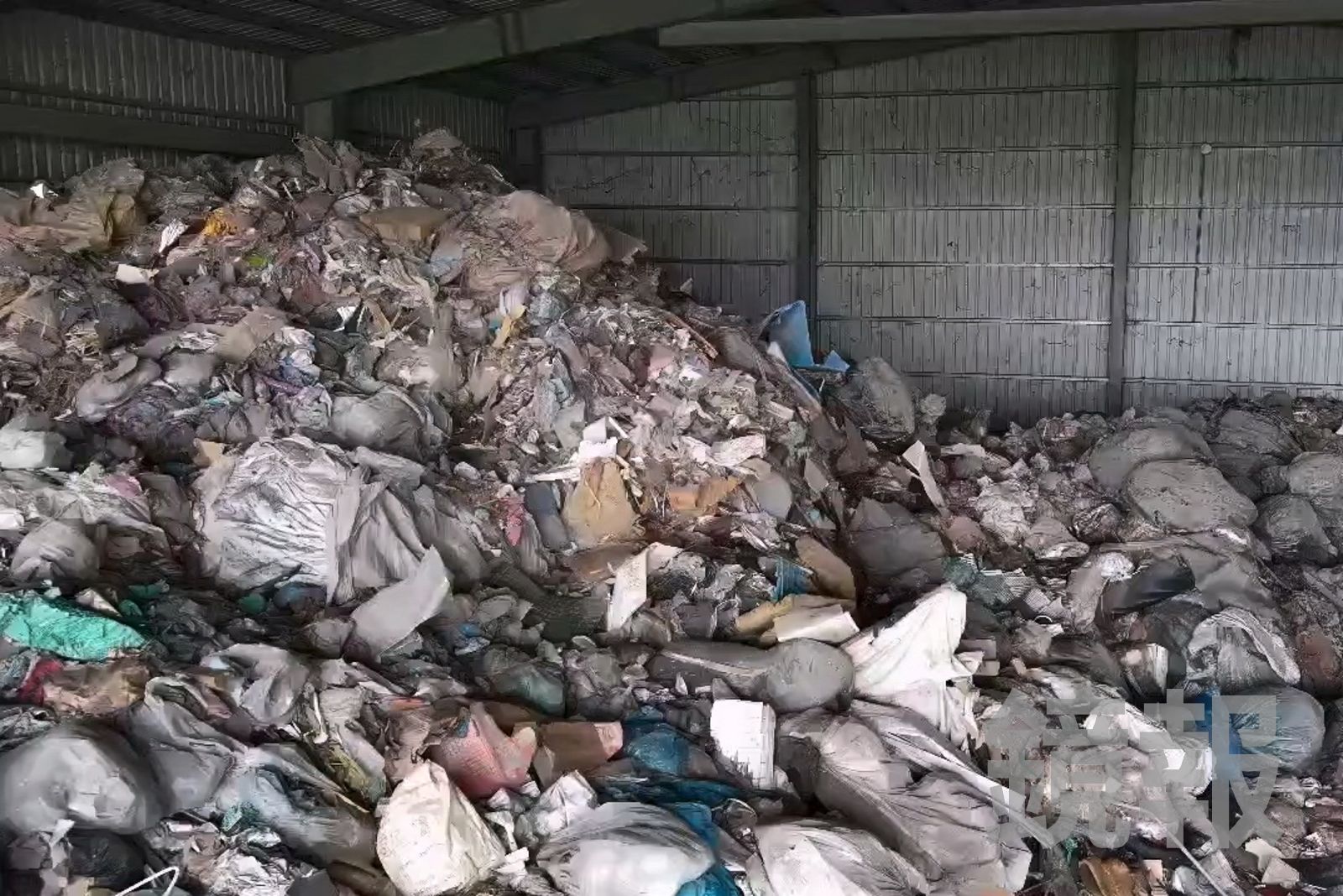 檢警在非法貯存場的場區內，查獲堆積如山的垃圾。彰化地檢署提供
