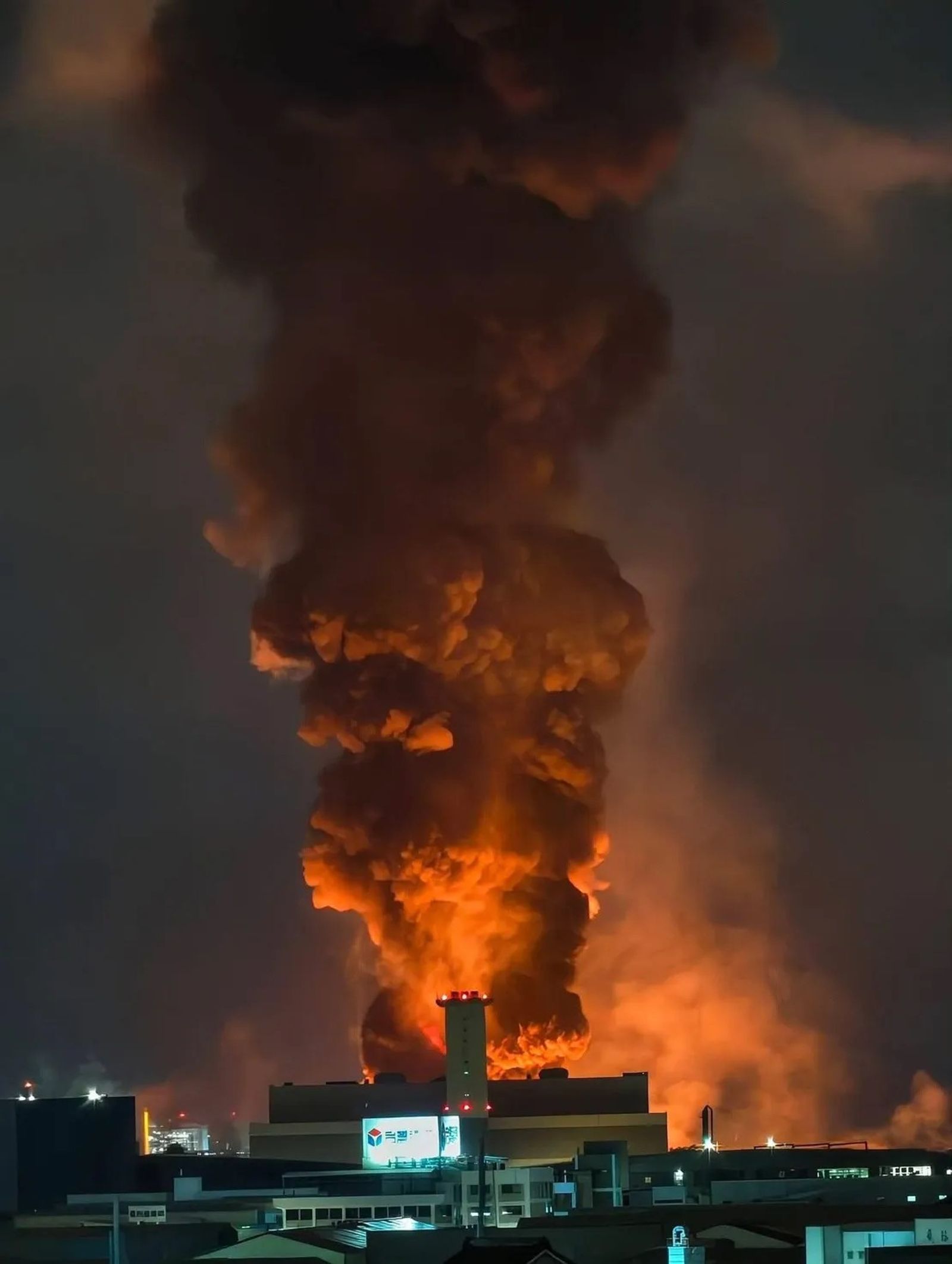 高雄市岡山區本洲工業區12日晚間發生火災,熊熊火光燒紅了夜空,滾燙的濃煙直衝天際。畫面翻攝threads hong_weichen20256947