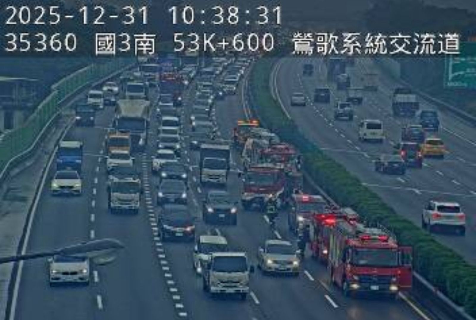 車頭剩一半！小貨車自撞護欄　駕駛受困國道「紅通通」