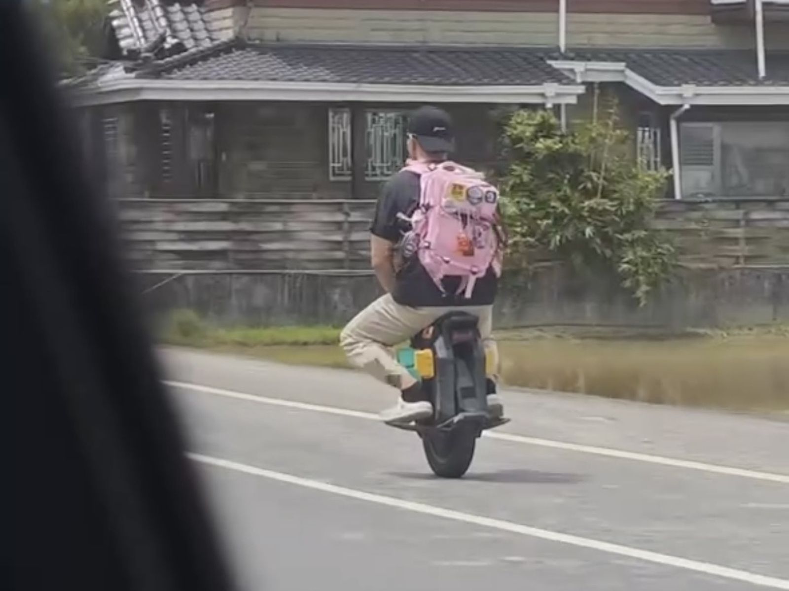 南投街頭驚見「獨輪粉紅男」!狂鑽大小車陣 最高恐挨罰3600元