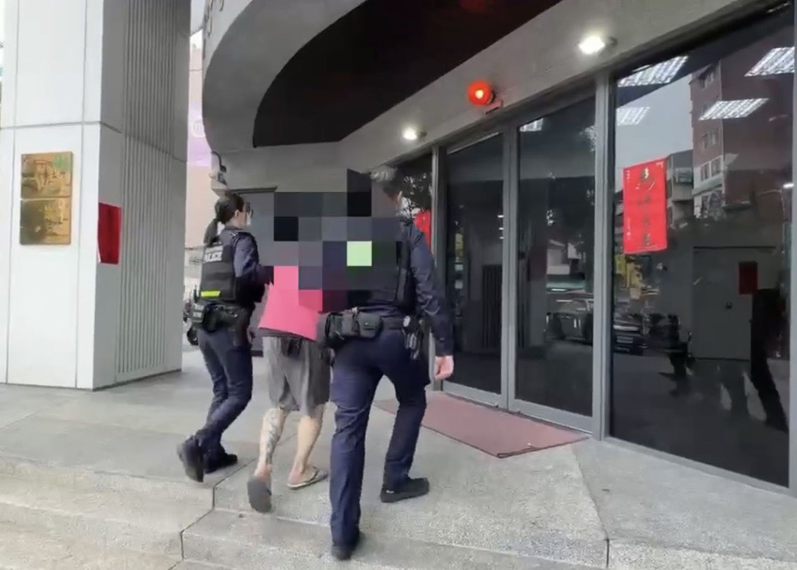 討債變內鬨！豬隊友護愛心切　竟「倒戈」反手持刀捅友