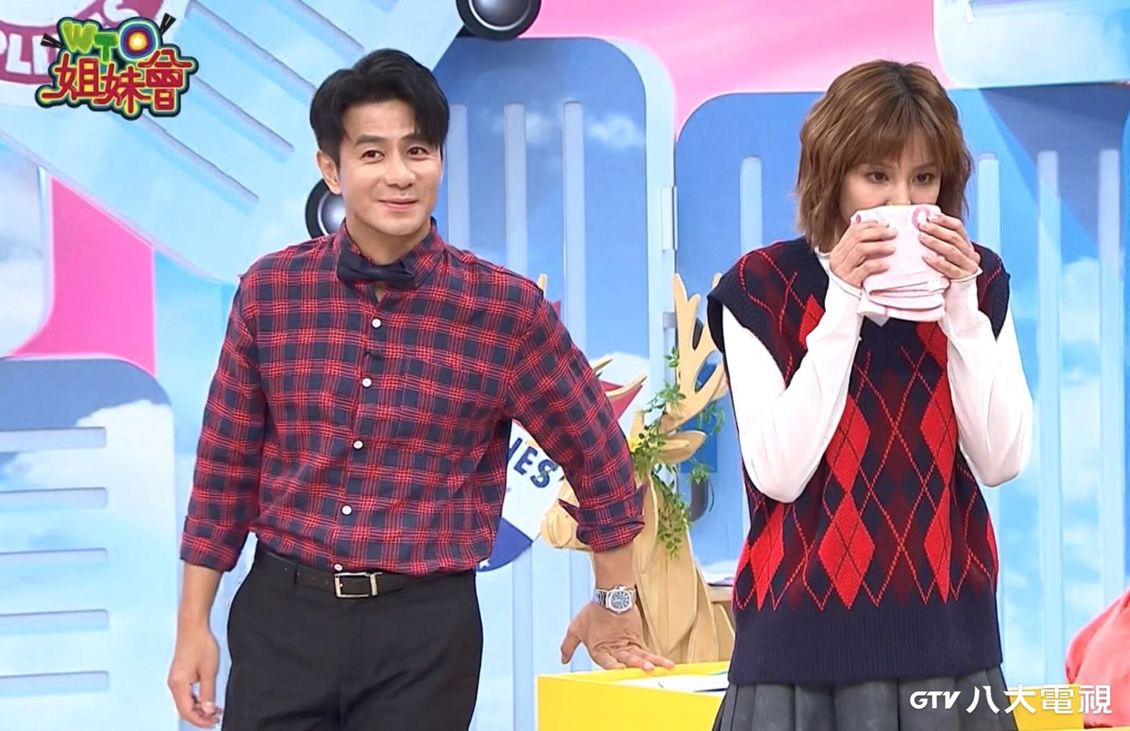 《WTO姐妹會》莎莎(右)試聞泰國洗衣精味道,濃郁香氣差點窒息。八大電視提供