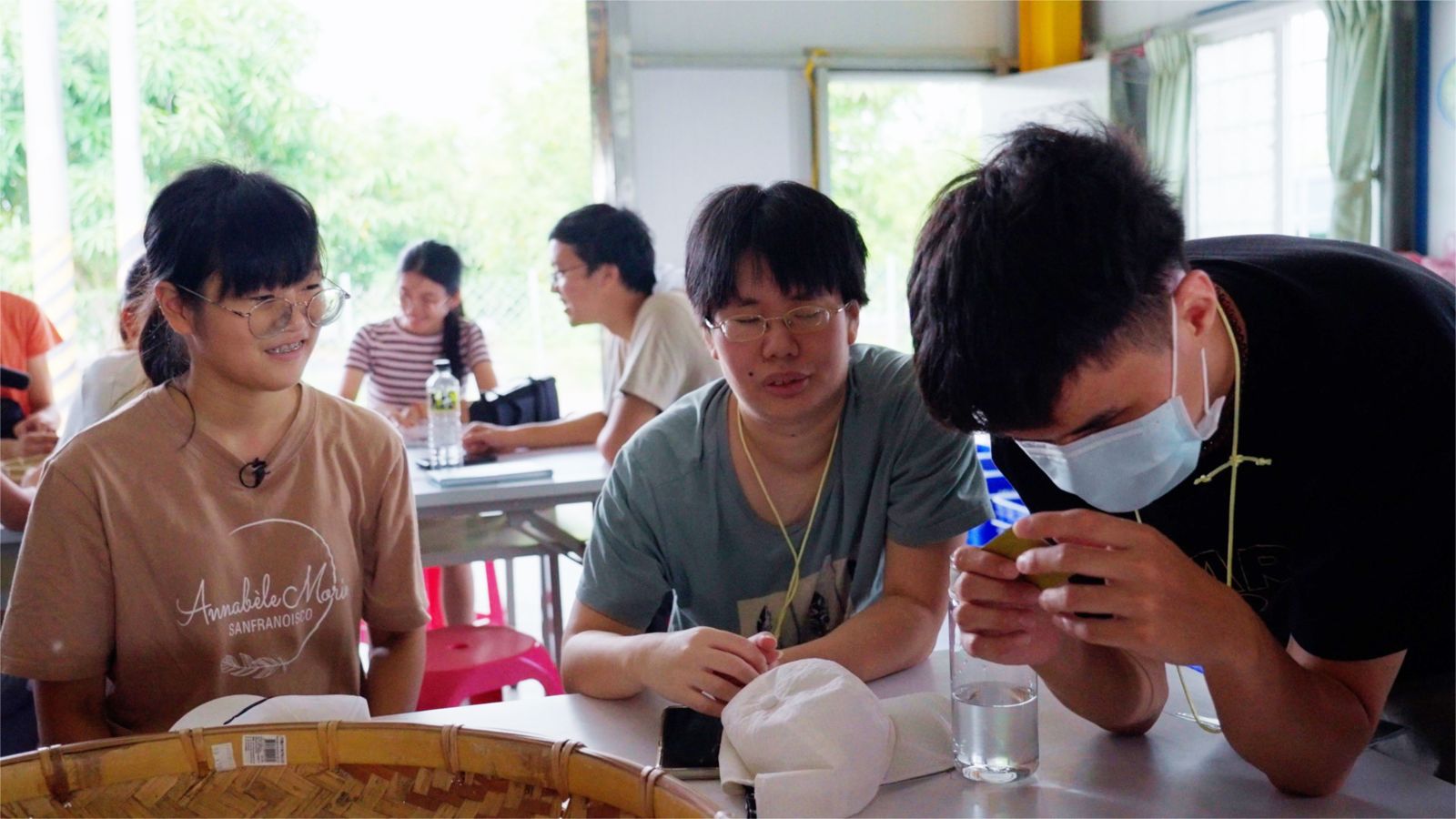 李姿瑩與視障伙伴們一起玩猜猜這是什麼。公視提供