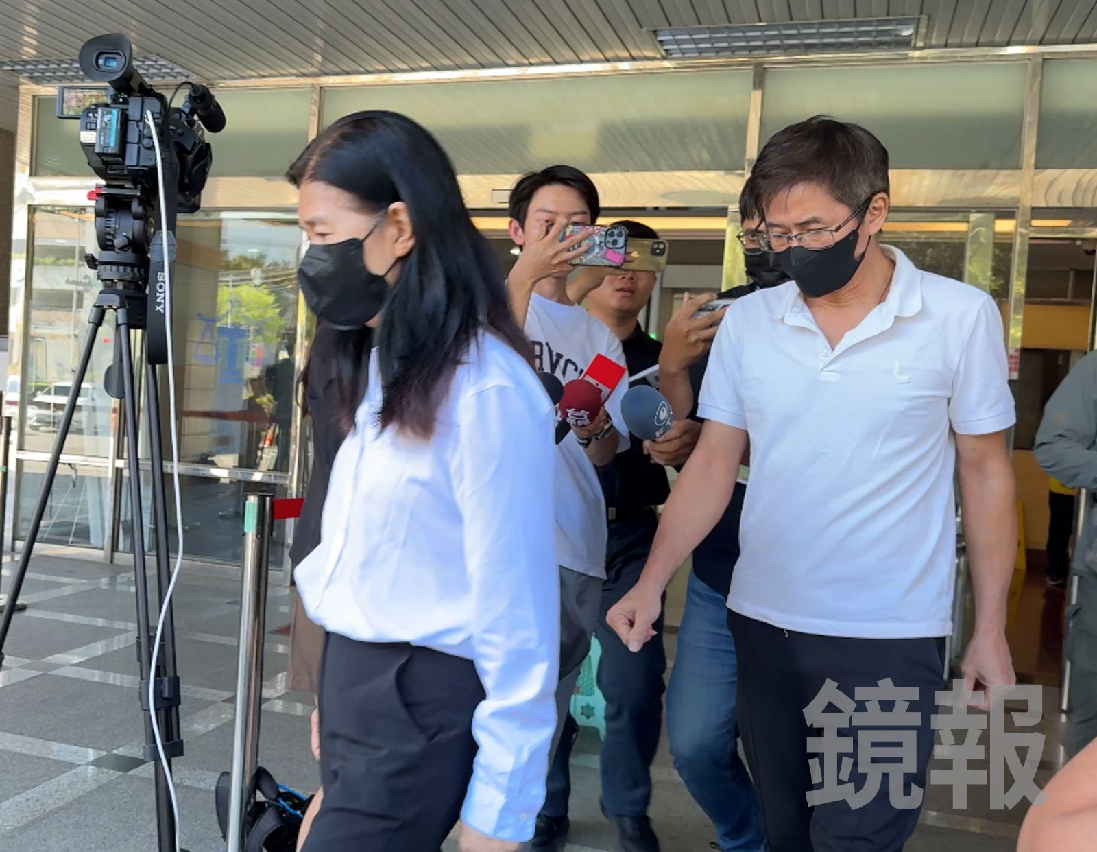 張家寧父母張國龍、曾淑惠庭後不發一語離去。呂健豪攝