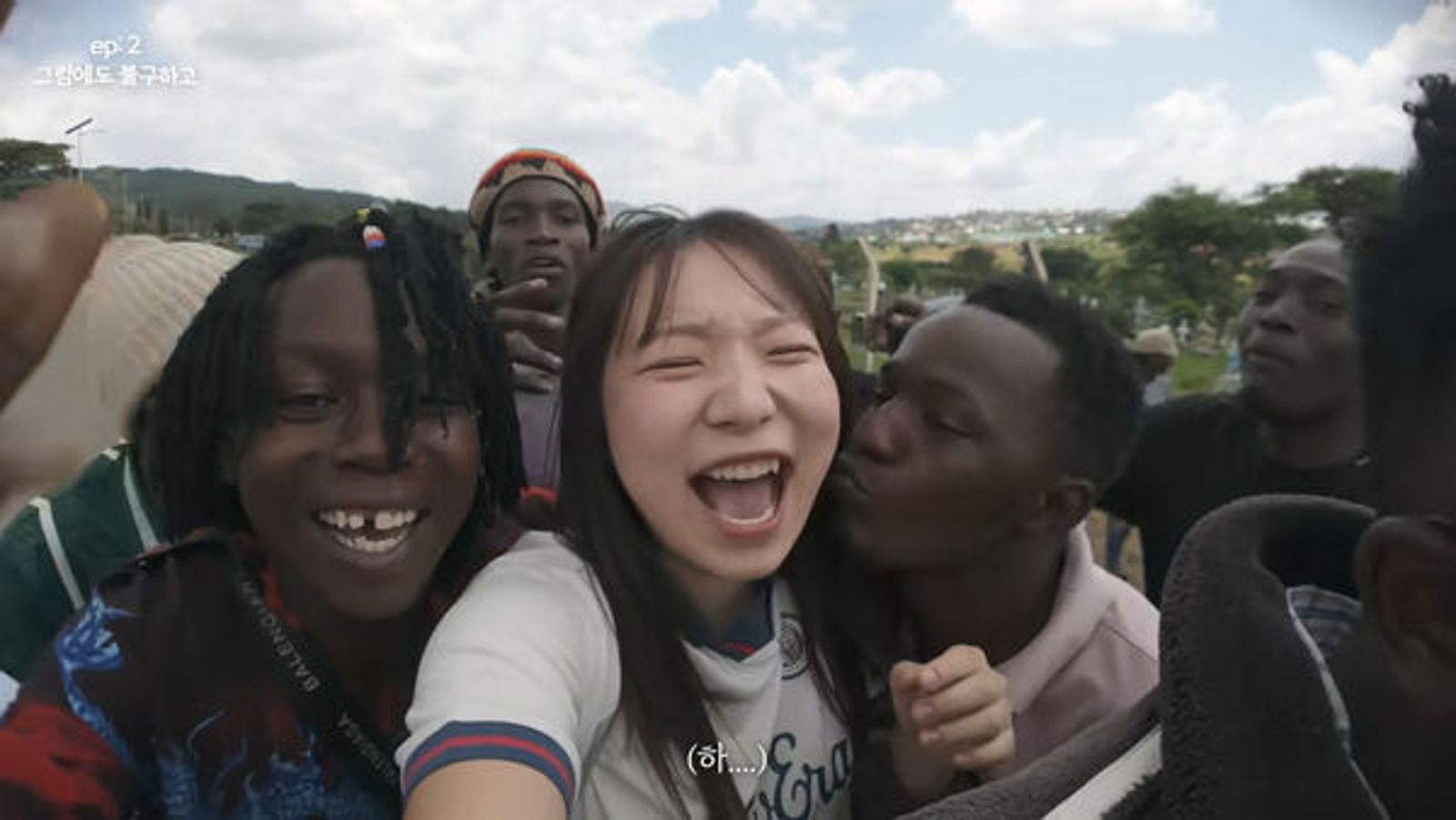 YouTuber赴非洲獨旅出事!突遭男群包圍「強吻+亂摸」嚇到崩潰 網見畫面傻眼