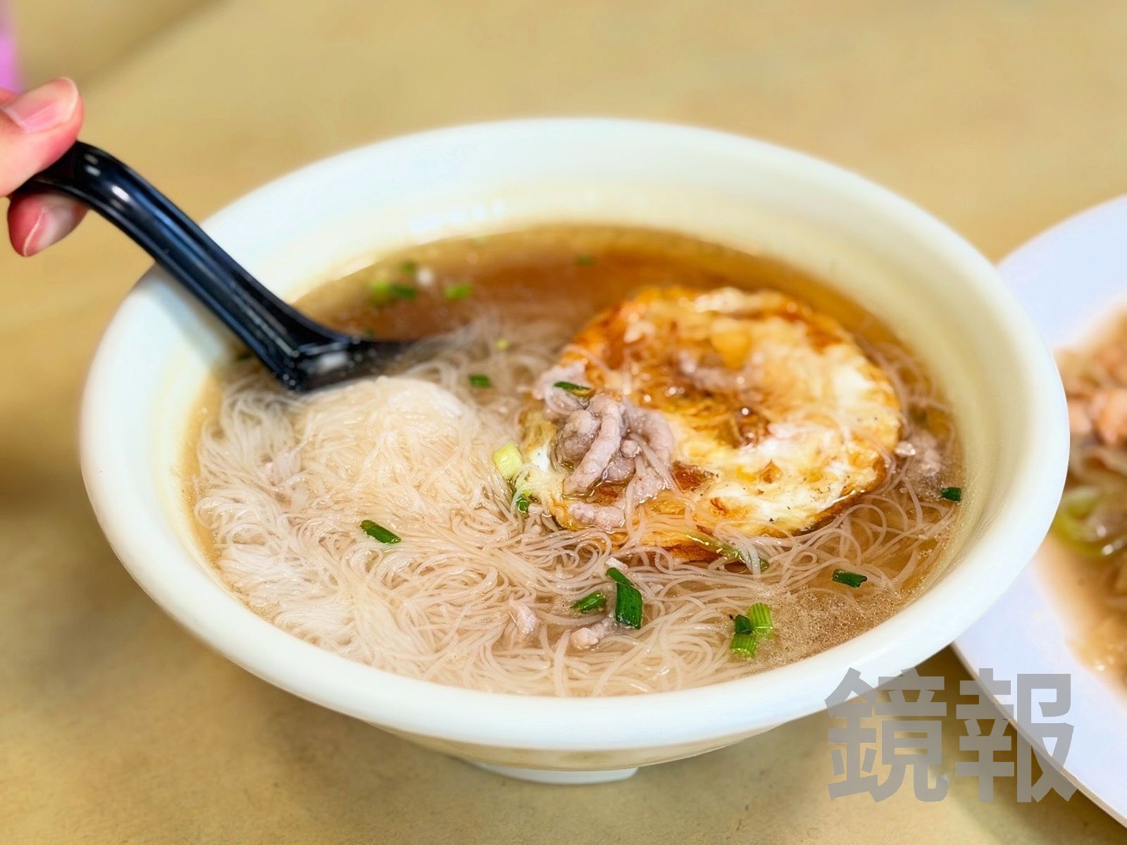 「老酒麵線」酒香明顯，湯頭帶點老酒的酸味，米線細滑有口感。（120元／碗）