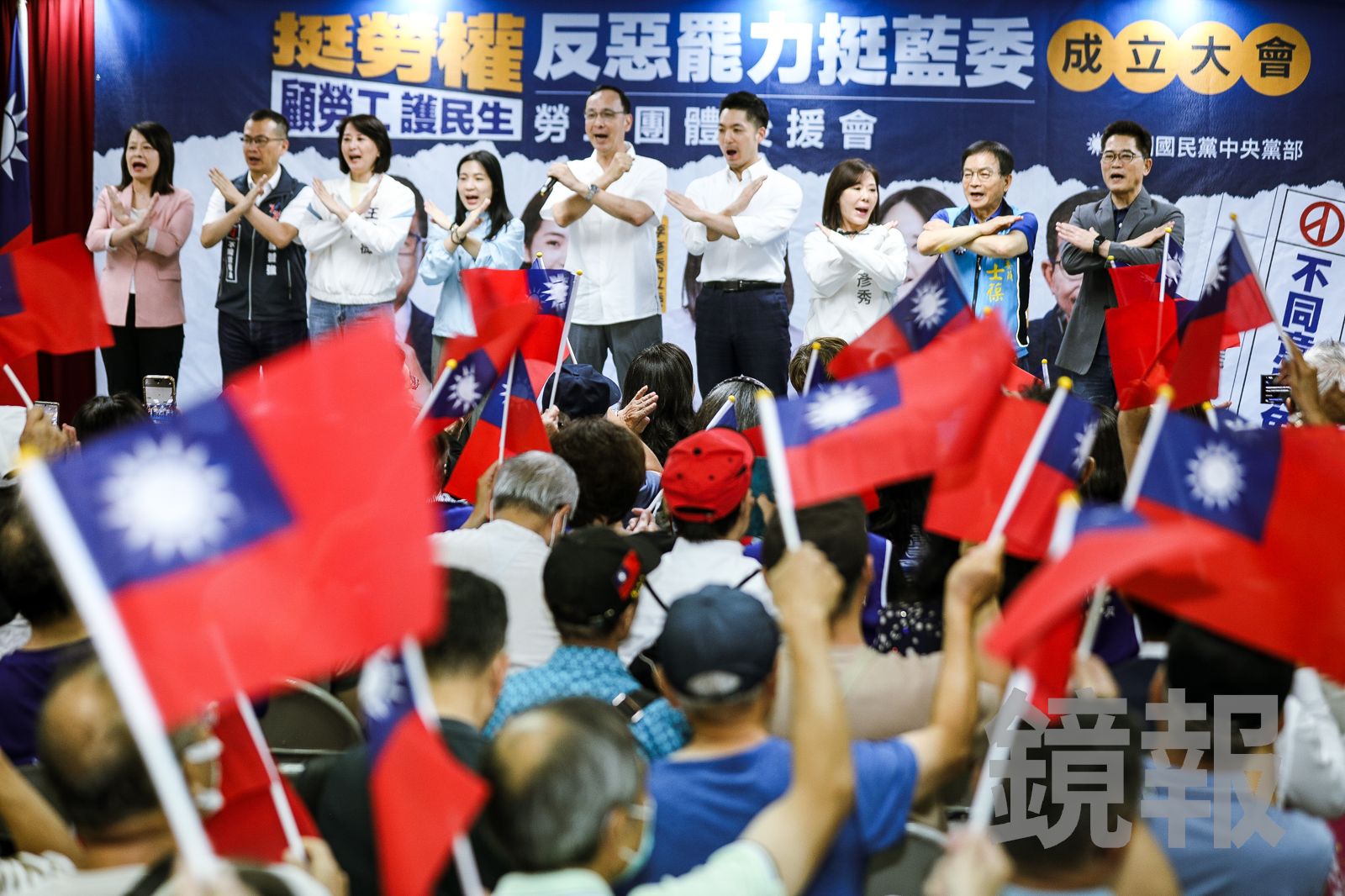 朱立倫（中）積極替台北市5名國民黨立委站台宣傳反罷免。（資料照片／鄒保祥攝）