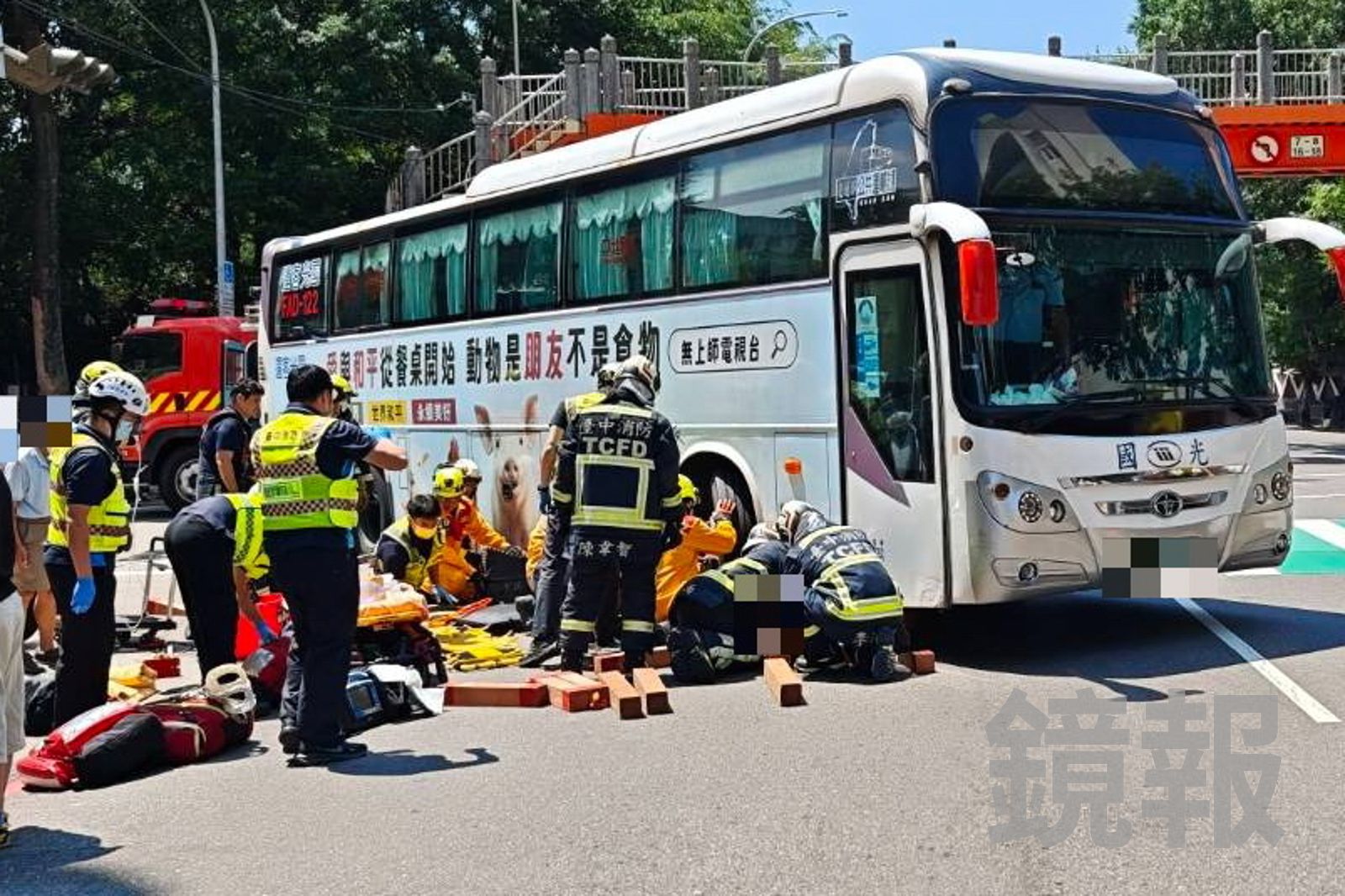 國光客運撞新加坡女驚悚畫面流出!右轉停等變「車身抖動」 加速瞬間秒傳出尖叫聲