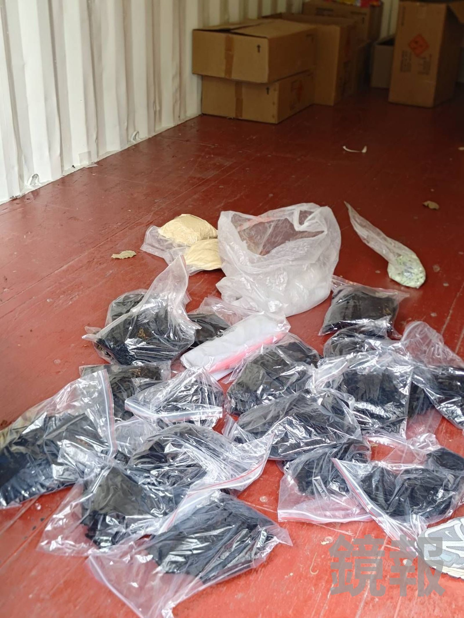 警方依打開貨櫃，就看見滿地的毒品。翻攝畫面