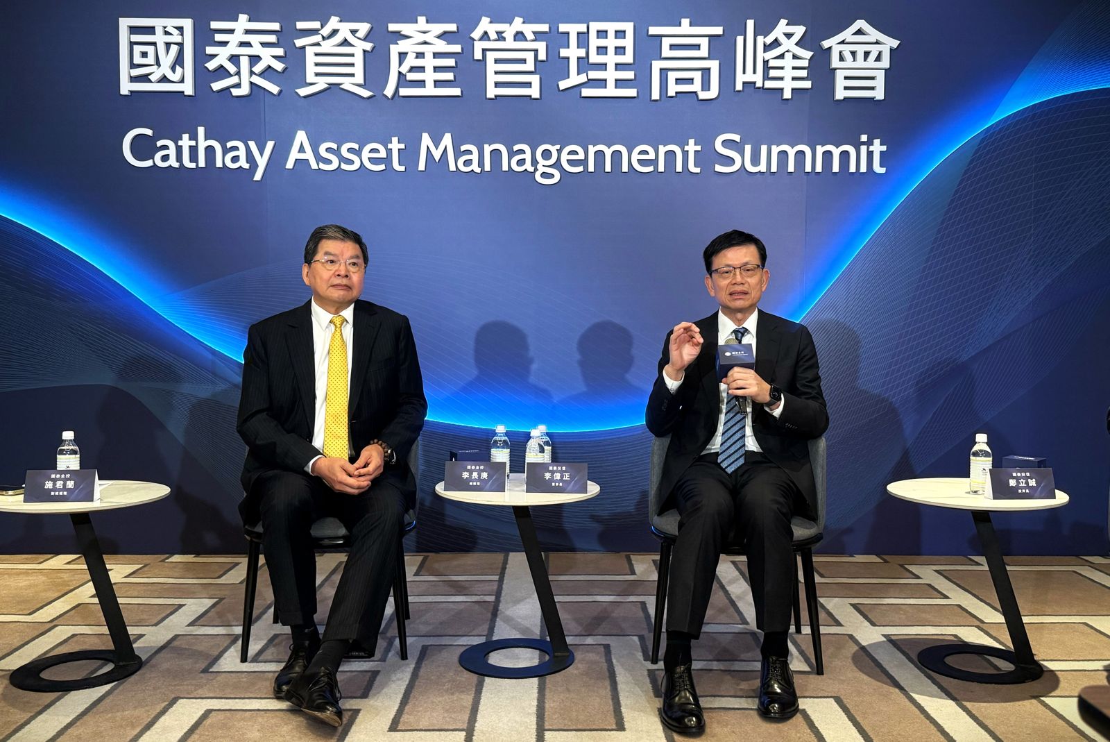國泰金總經理李長庚(左)、國泰投信董座李偉正(右),於國泰資產管理高峰會上表示,強調深化專業分工,攜國際投資大咖探討AI與全球布局新方向。圖/陳宏銘攝